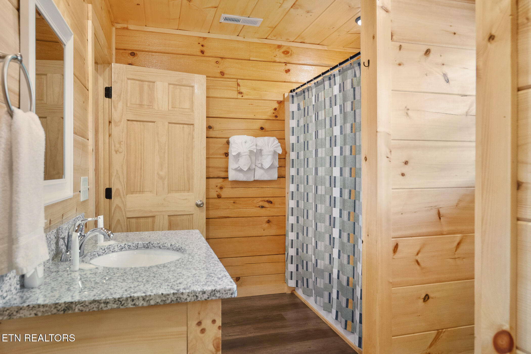 804 String Run Way Pigeon Forge TN 37863
