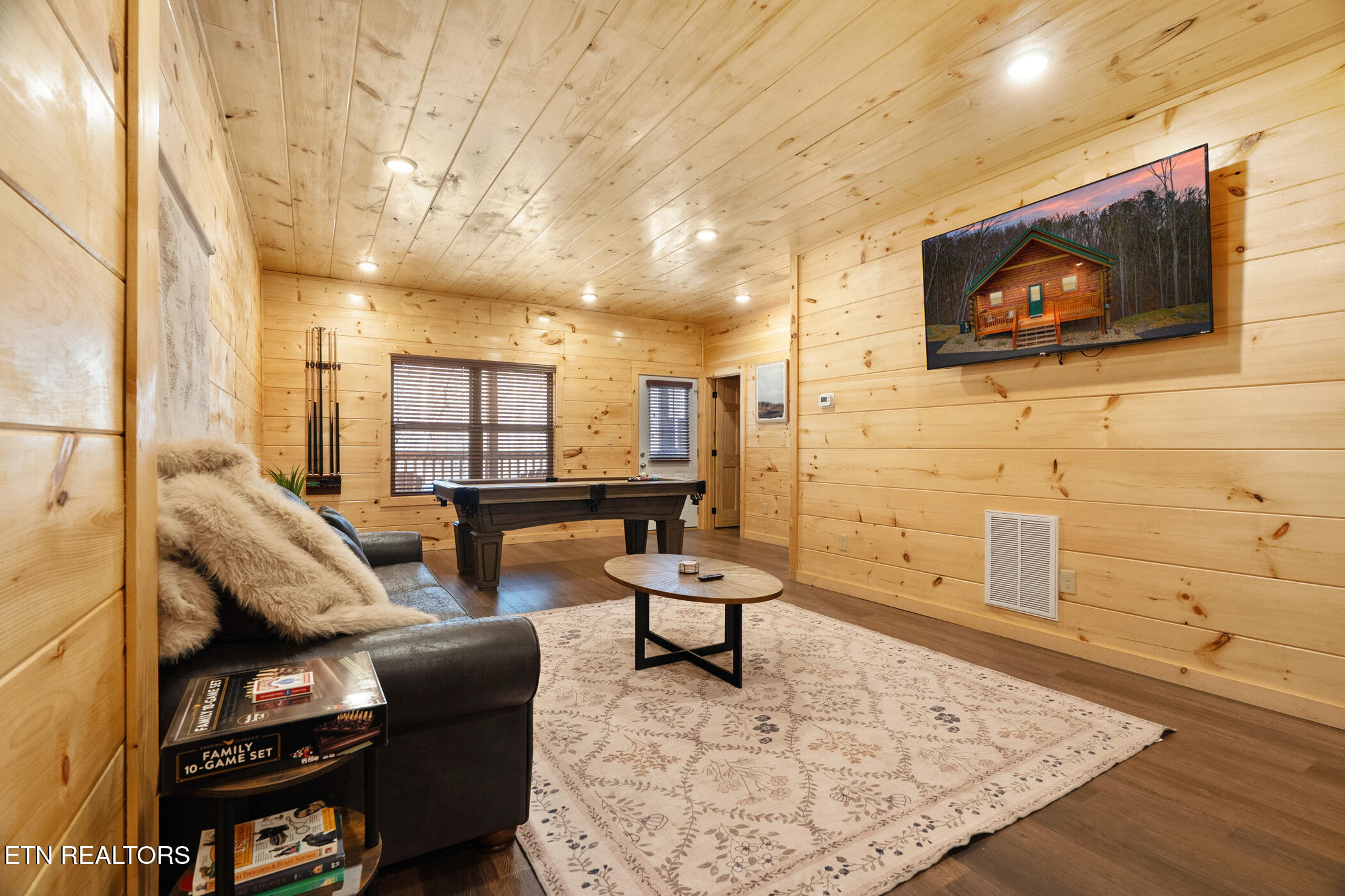 804 String Run Way Pigeon Forge TN 37863