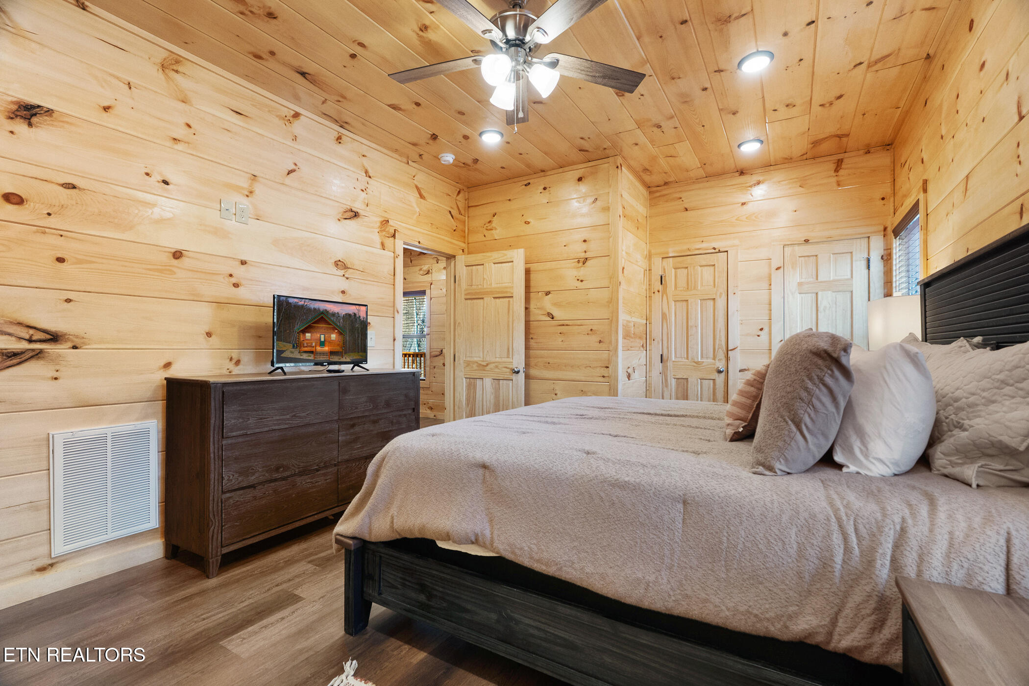 804 String Run Way Pigeon Forge TN 37863