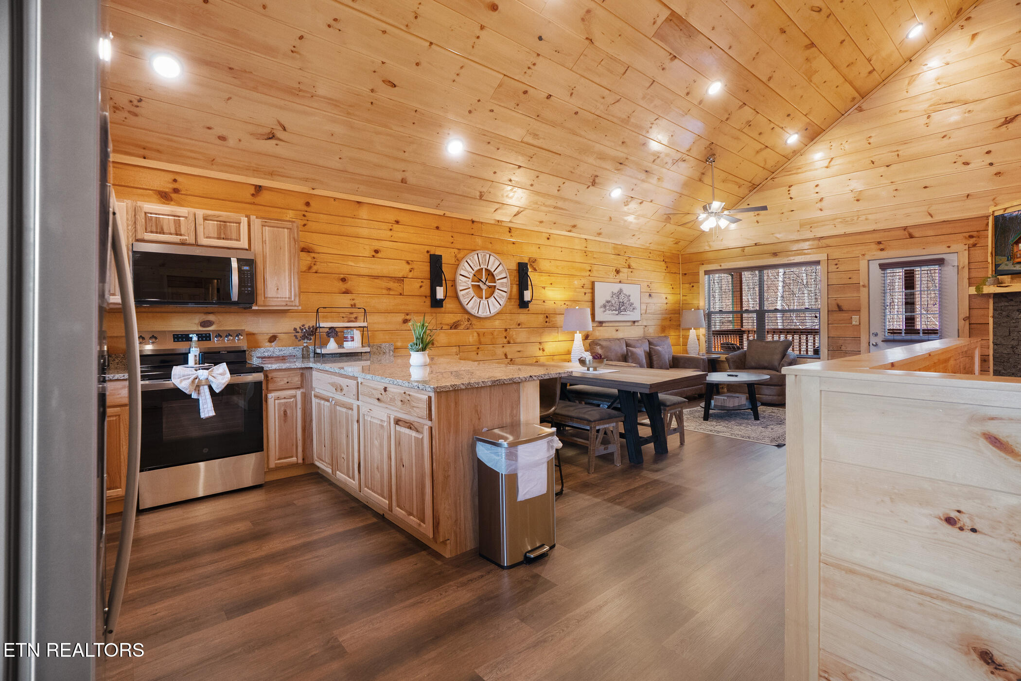 804 String Run Way Pigeon Forge TN 37863