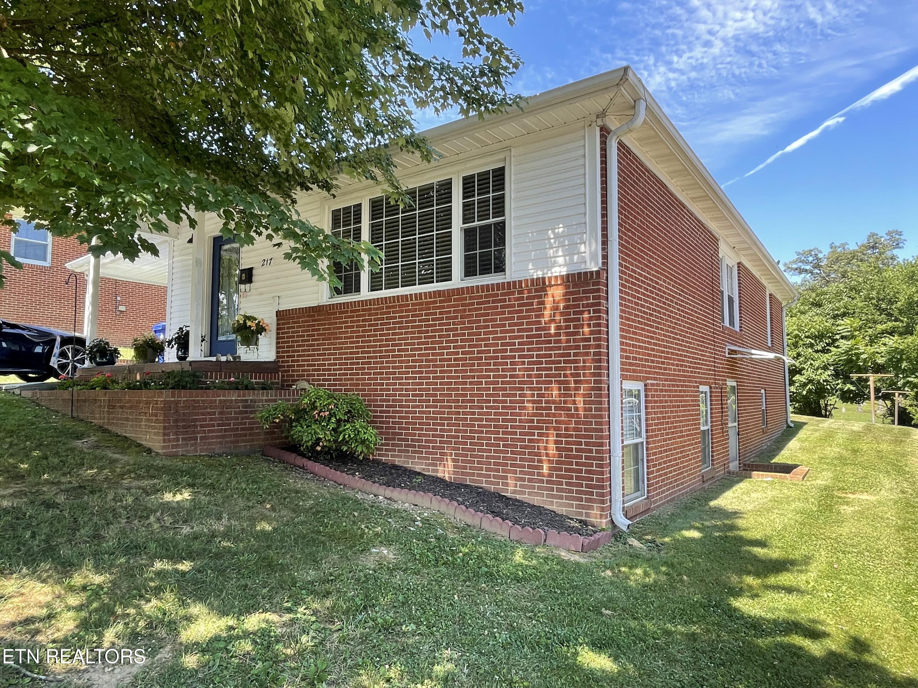 217 W Hicks Street Clinton TN 37716