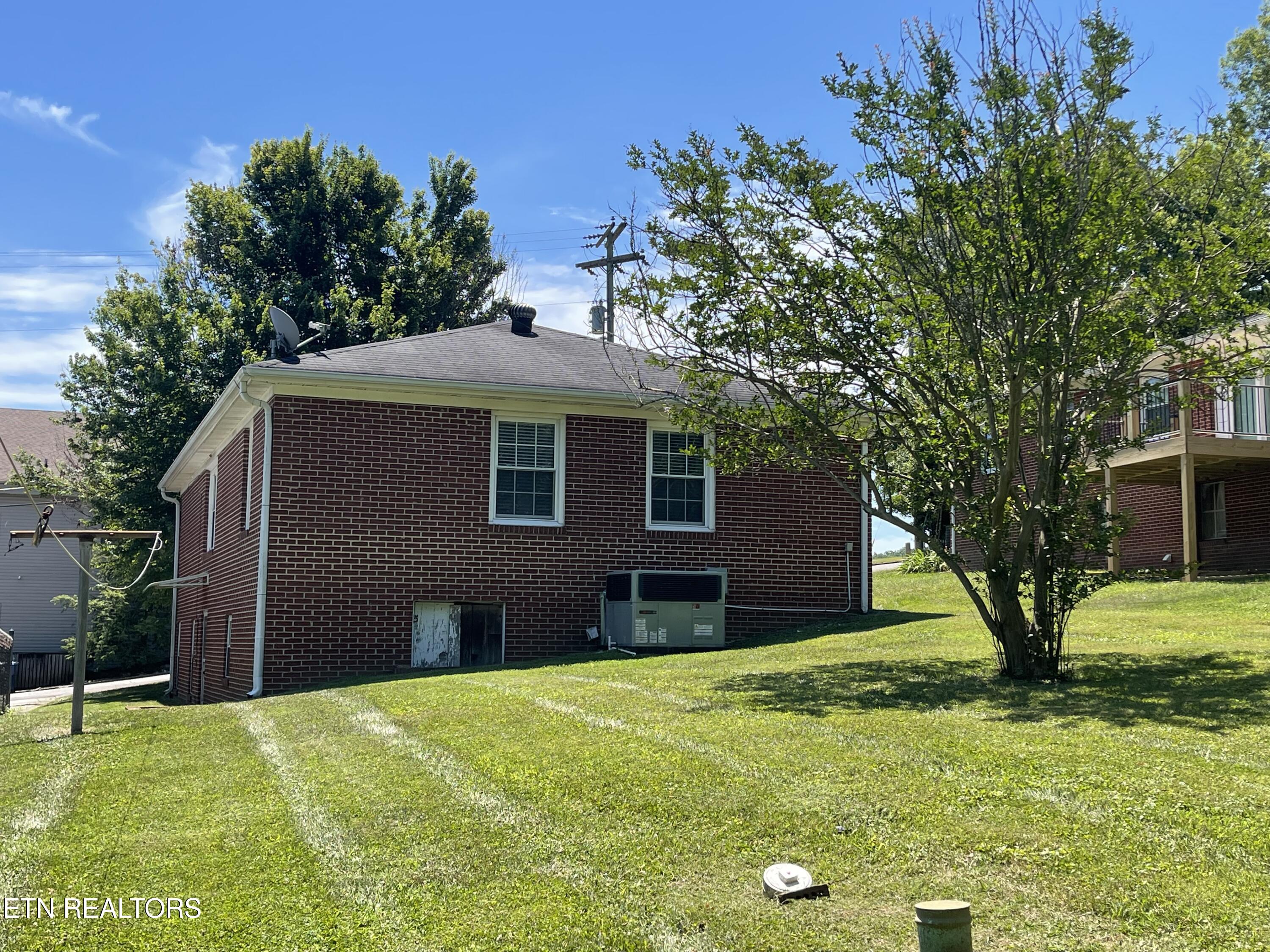 217 W Hicks Street Clinton TN 37716