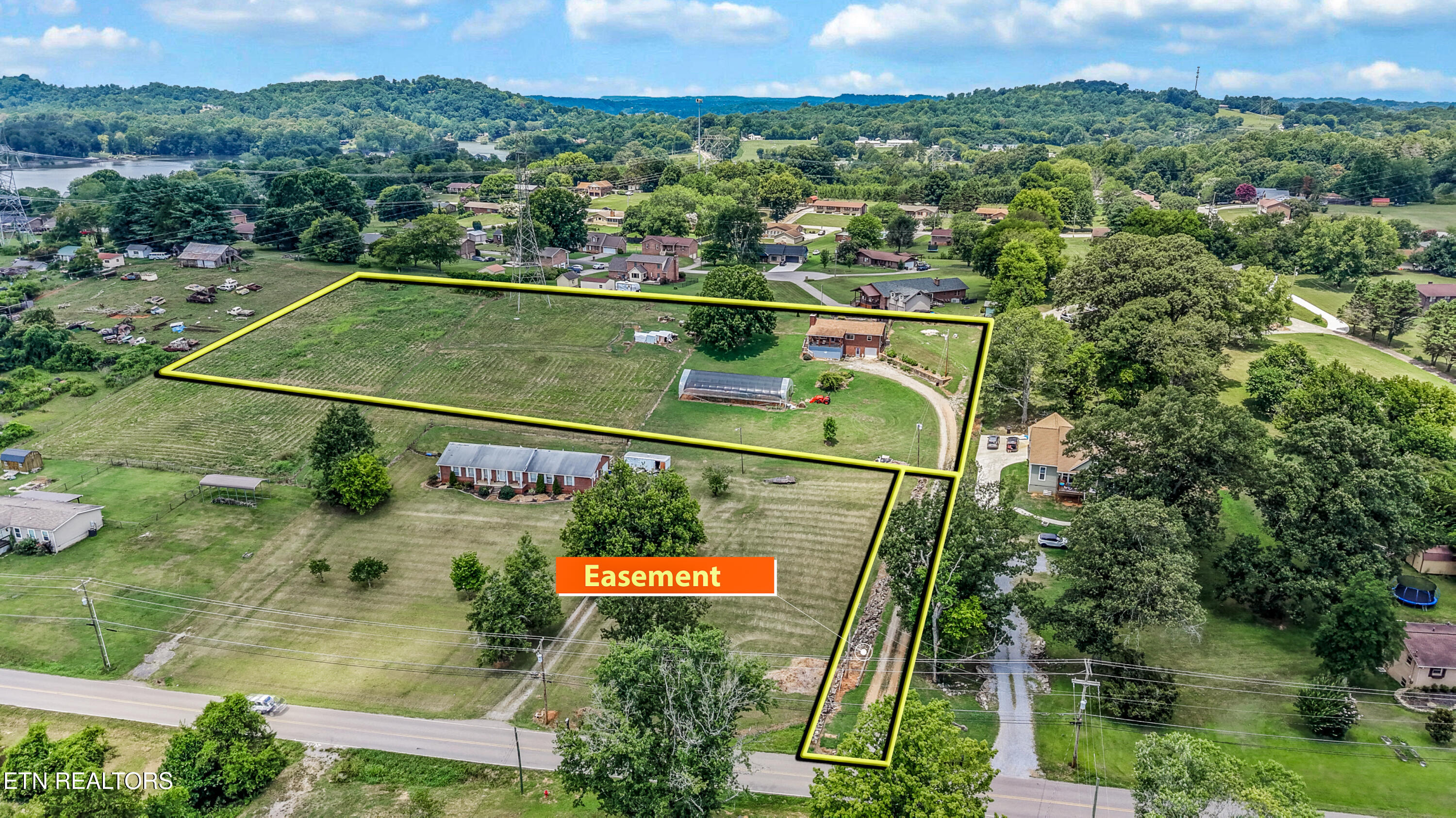 2812 Mentor Road Louisville TN 37777