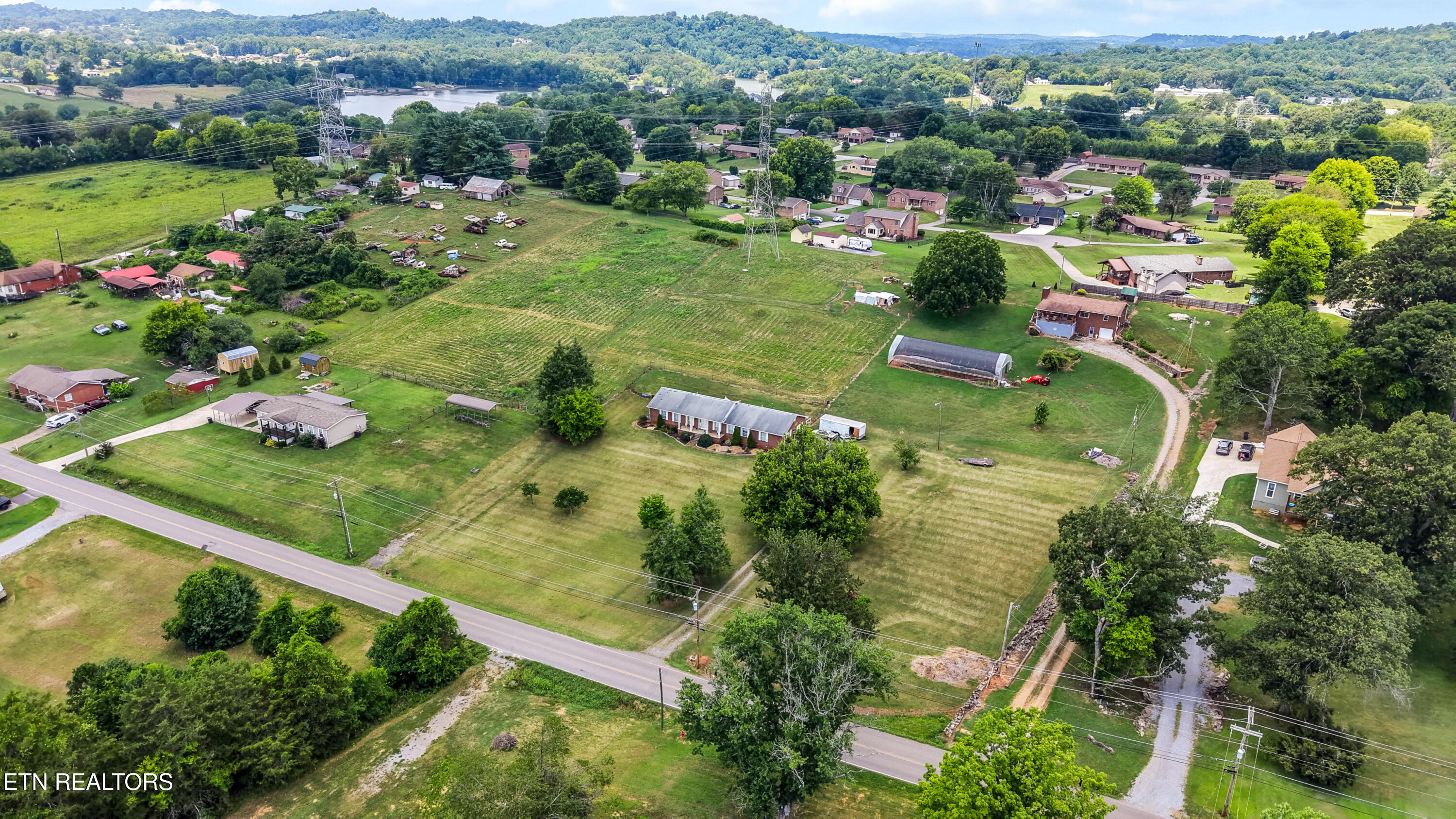 2812 Mentor Road Louisville TN 37777