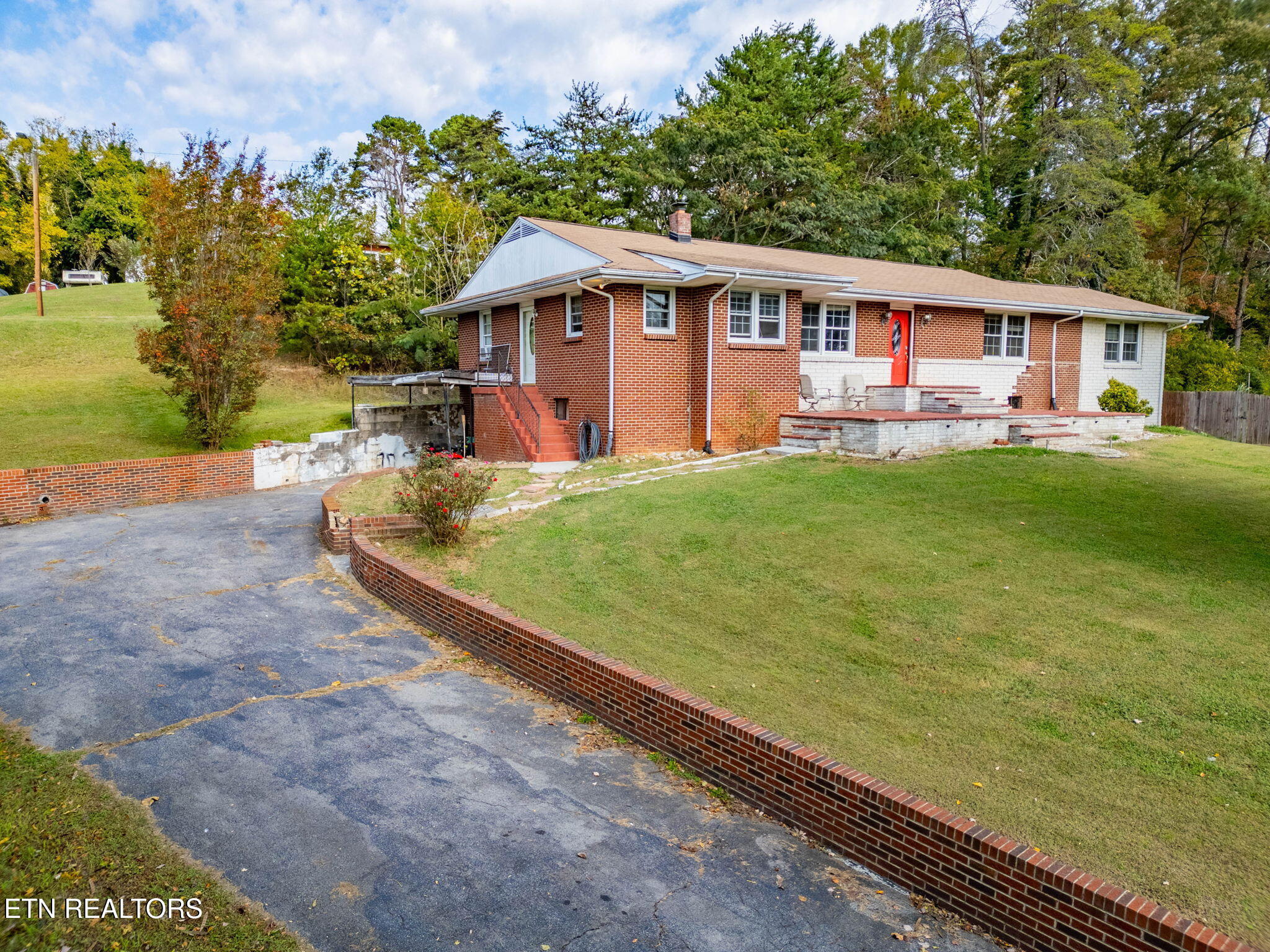 302 Hickory Street Clinton TN 37716