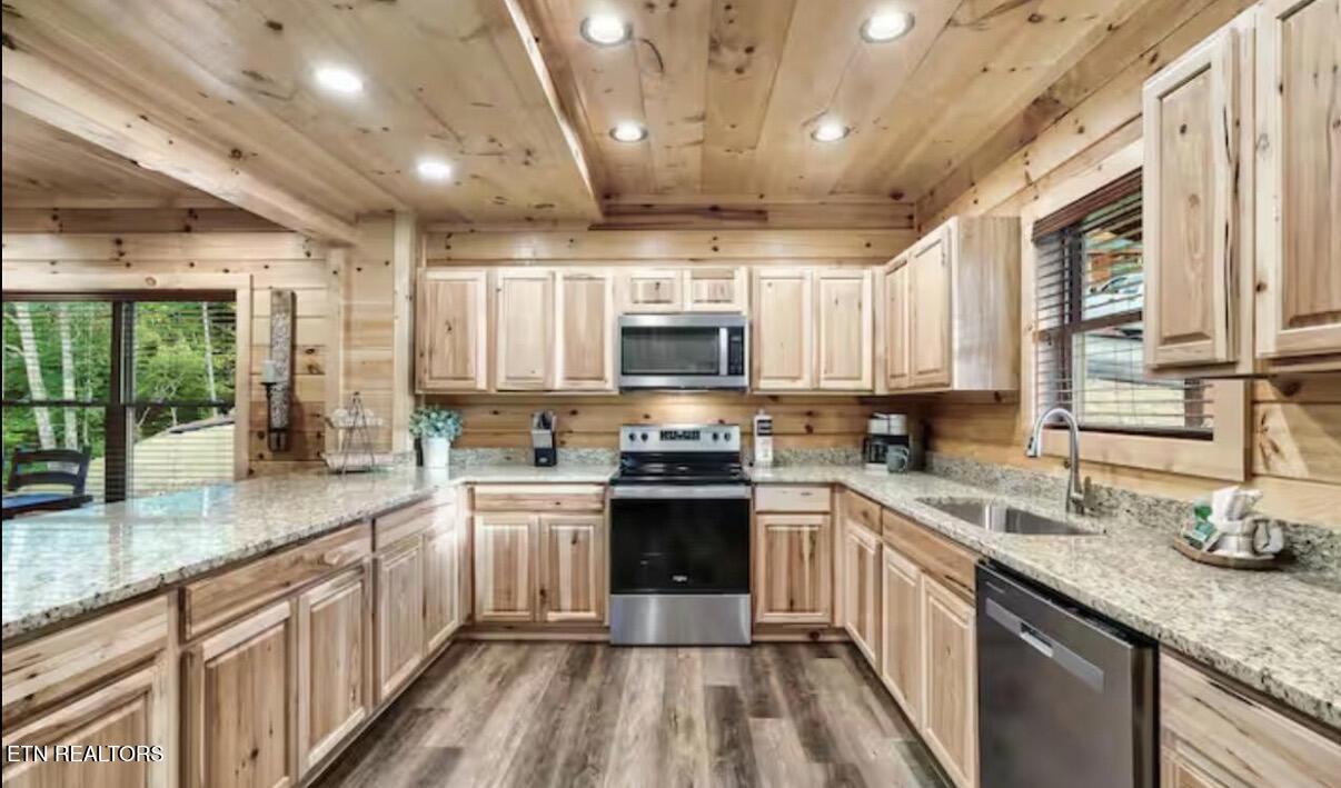 848 String Run Way Pigeon Forge TN 37863