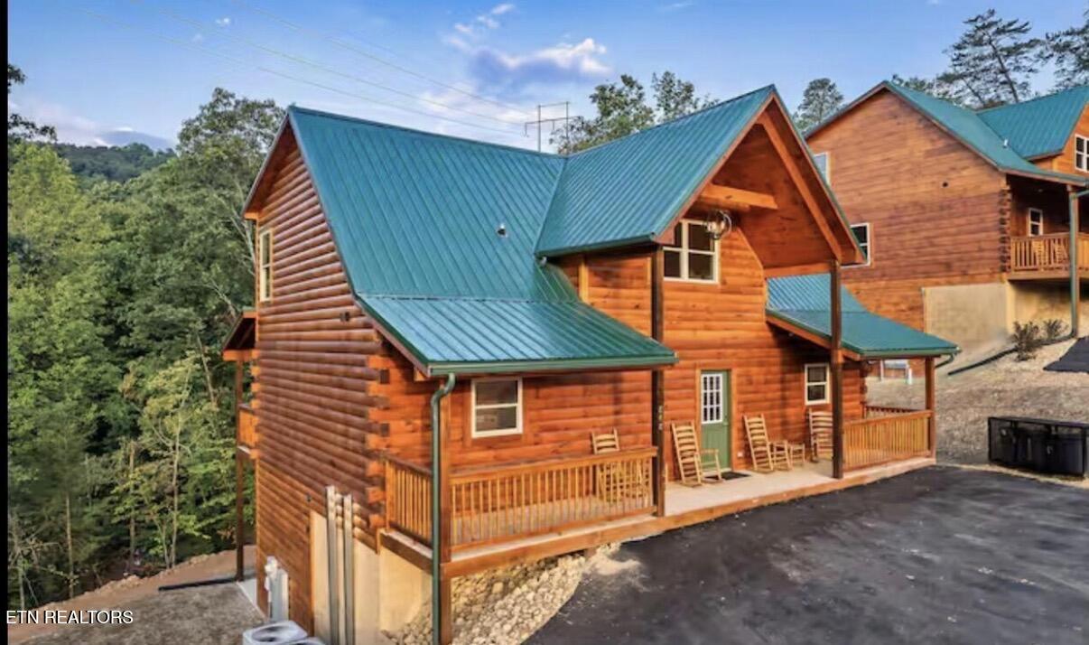 848 String Run Way Pigeon Forge TN 37863