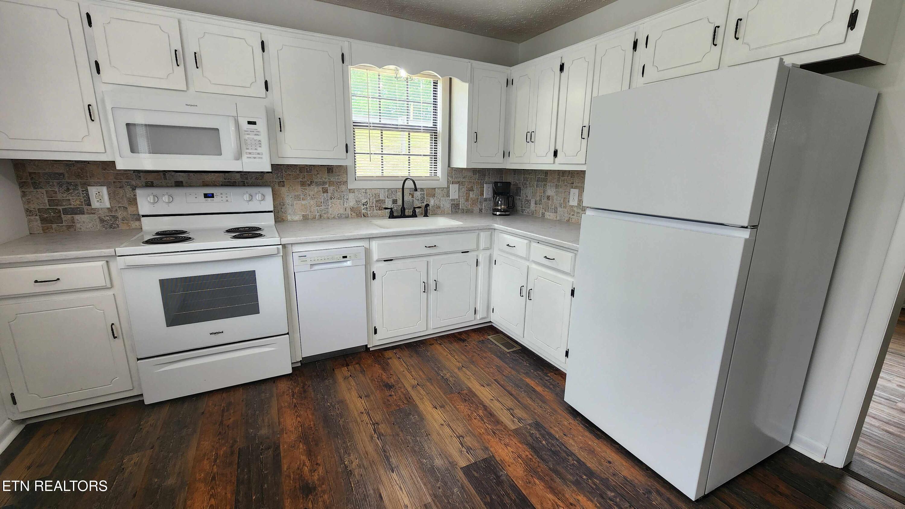 1825 Freehill Road Celina TN 38551