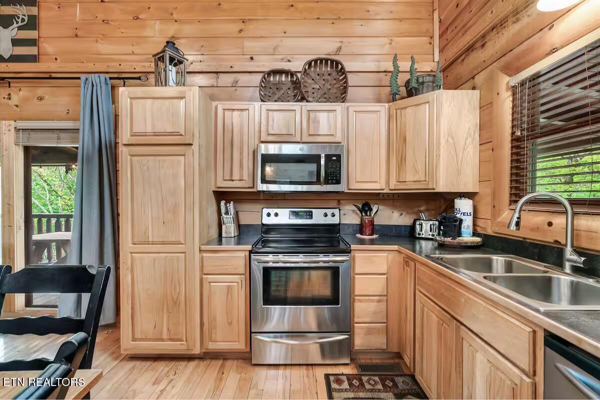 2140 Bear Haven Way Sevierville TN 37876