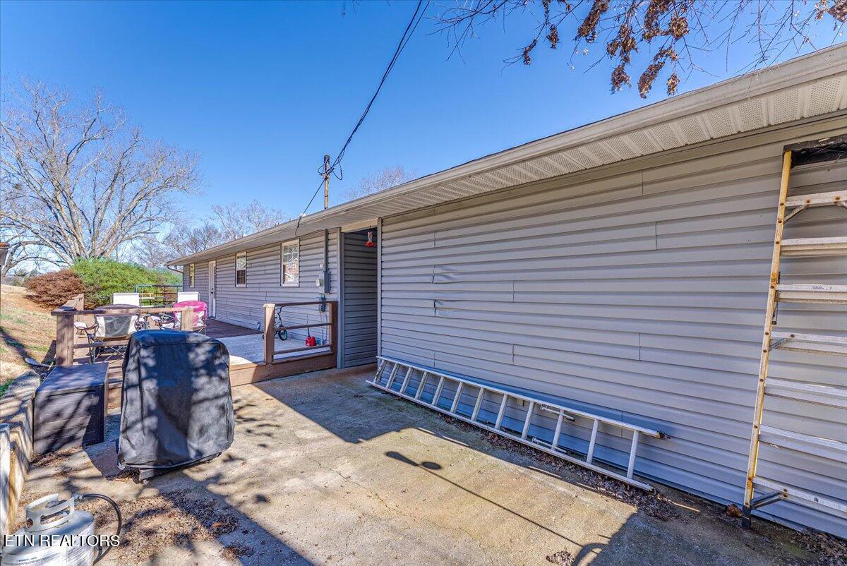 633 Sinking Springs Road Clinton TN 37716