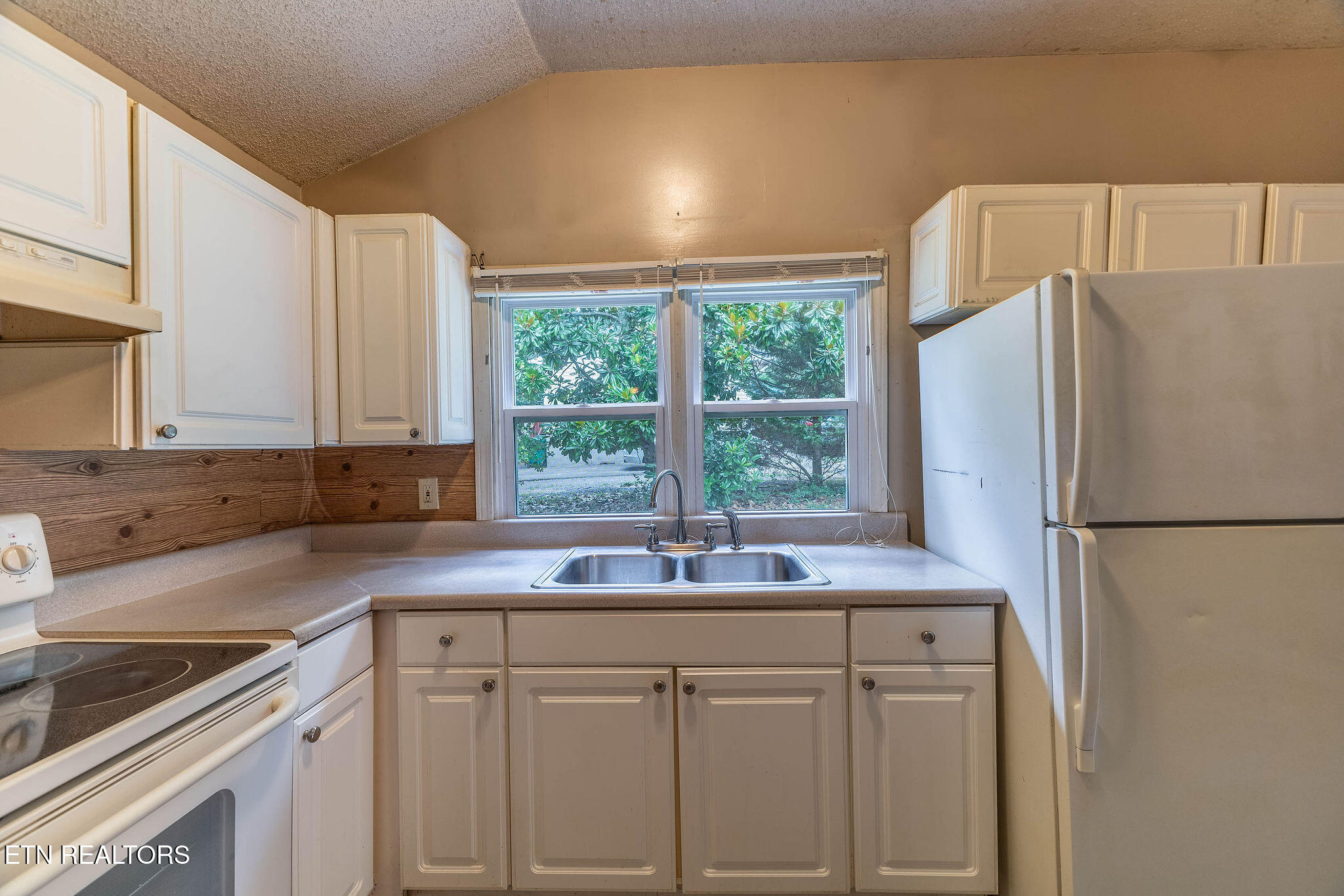 130 Oakland Avenue Lenoir City TN 37771