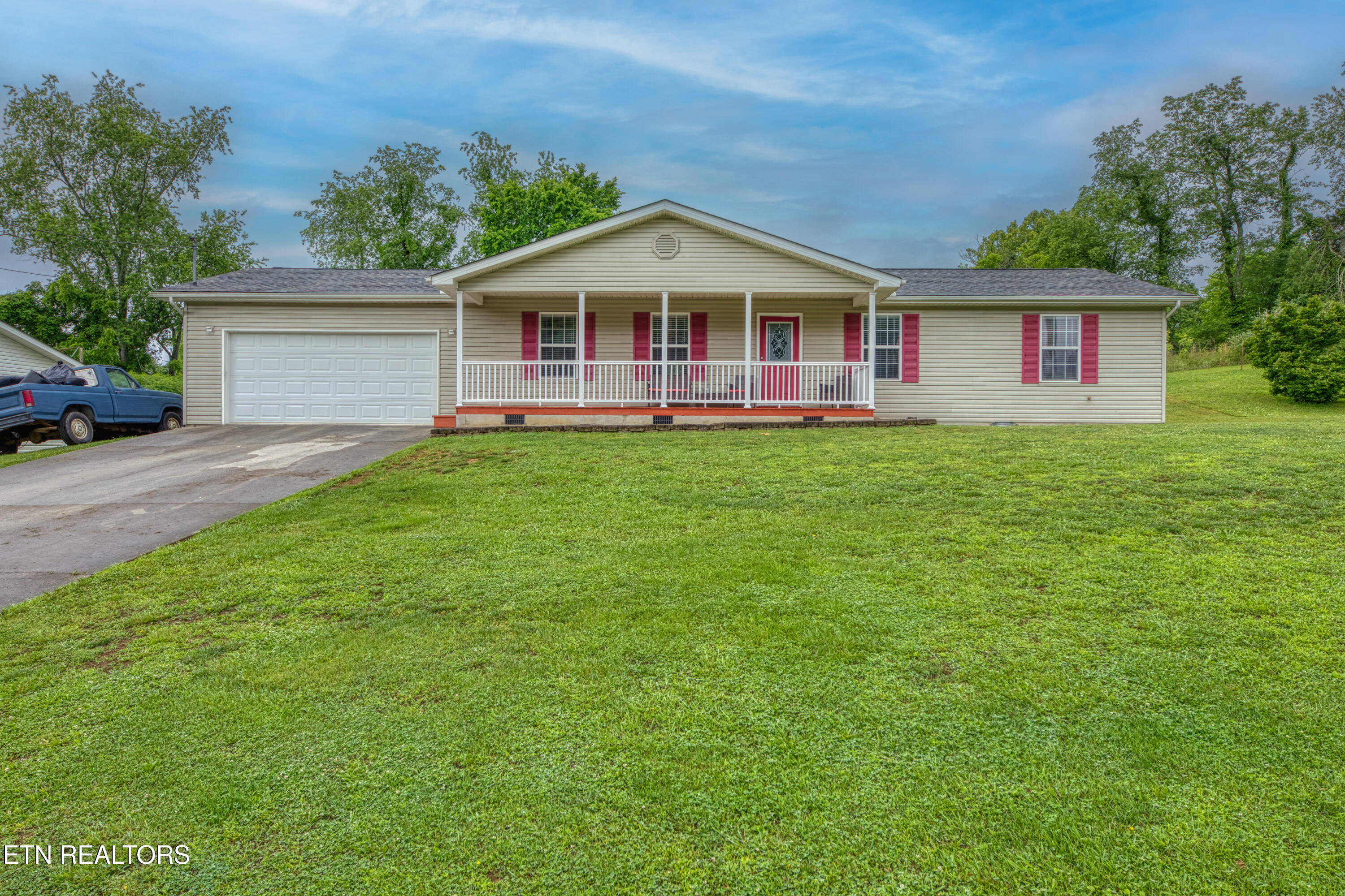 160 M & M Lane Jacksboro TN 37757