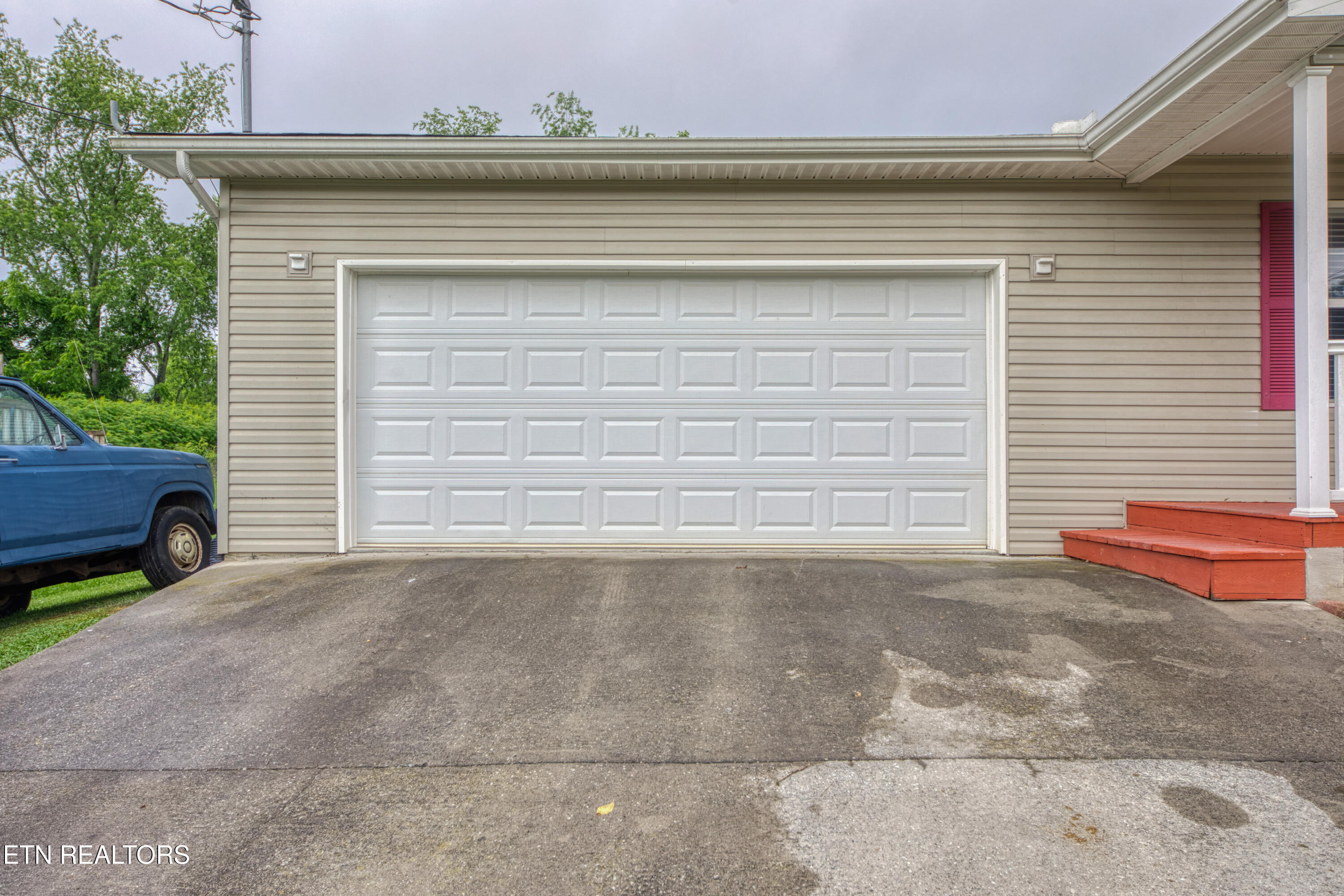 160 M & M Lane Jacksboro TN 37757