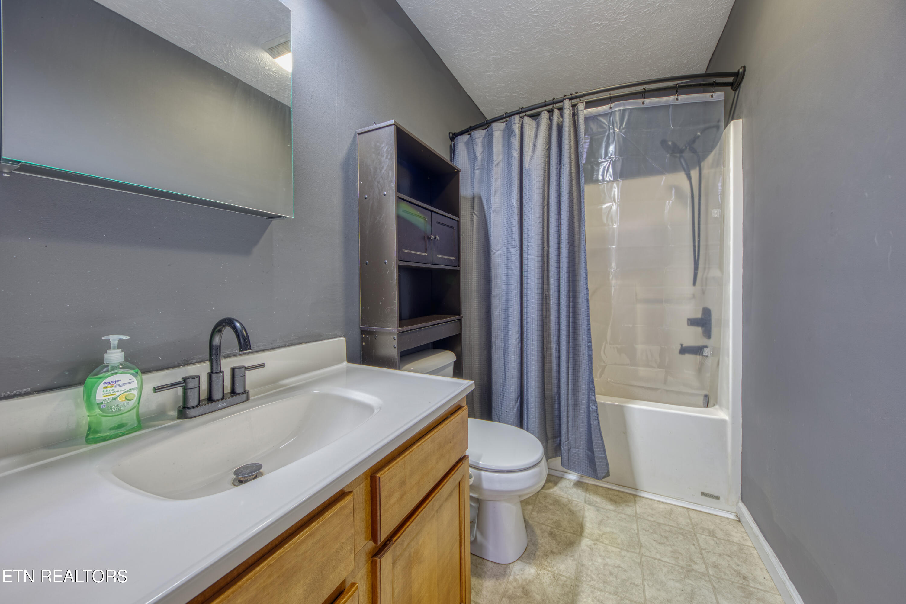 160 M & M Lane Jacksboro TN 37757