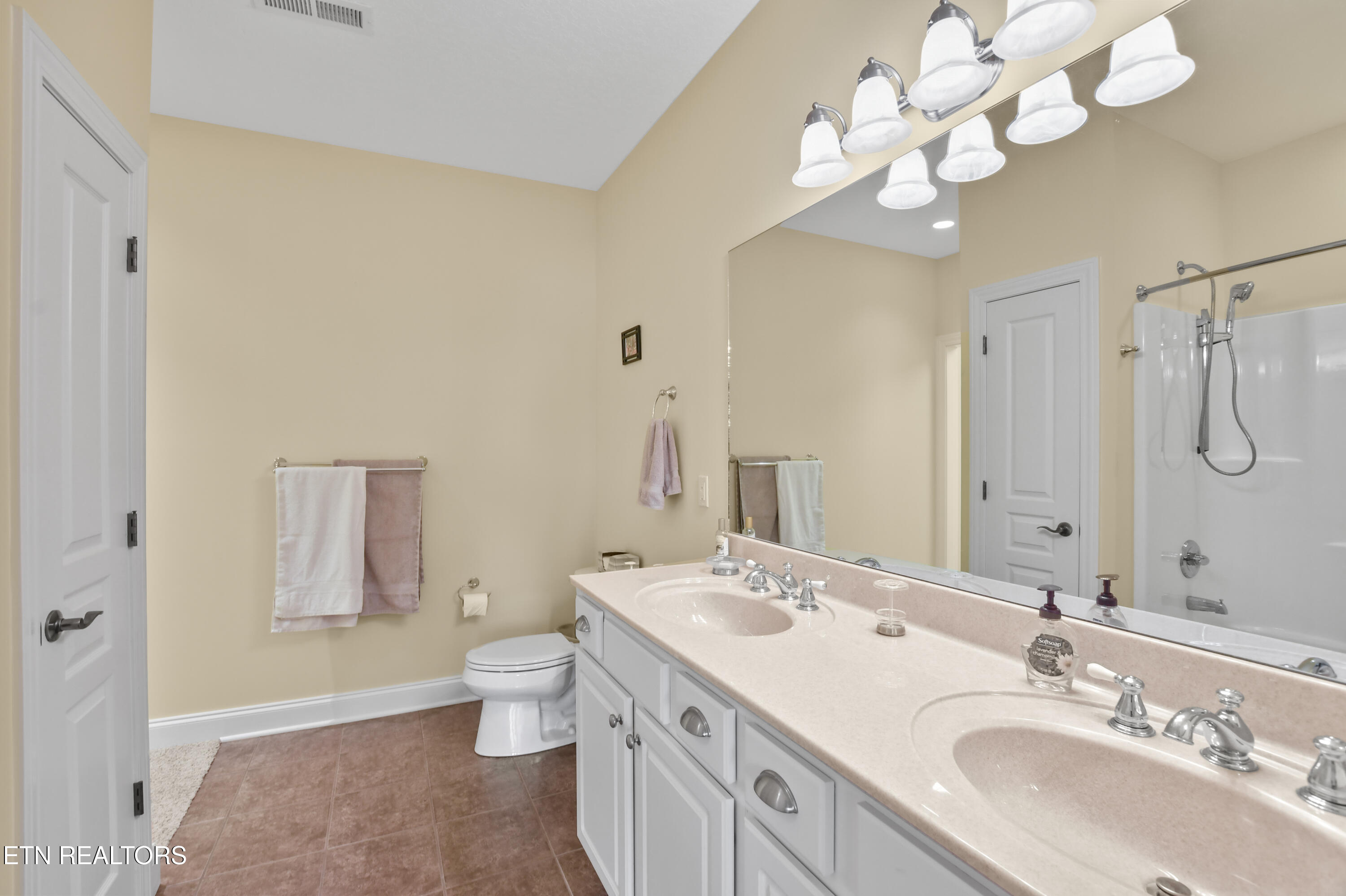 111 Deer Run Point Lafollette TN 37766