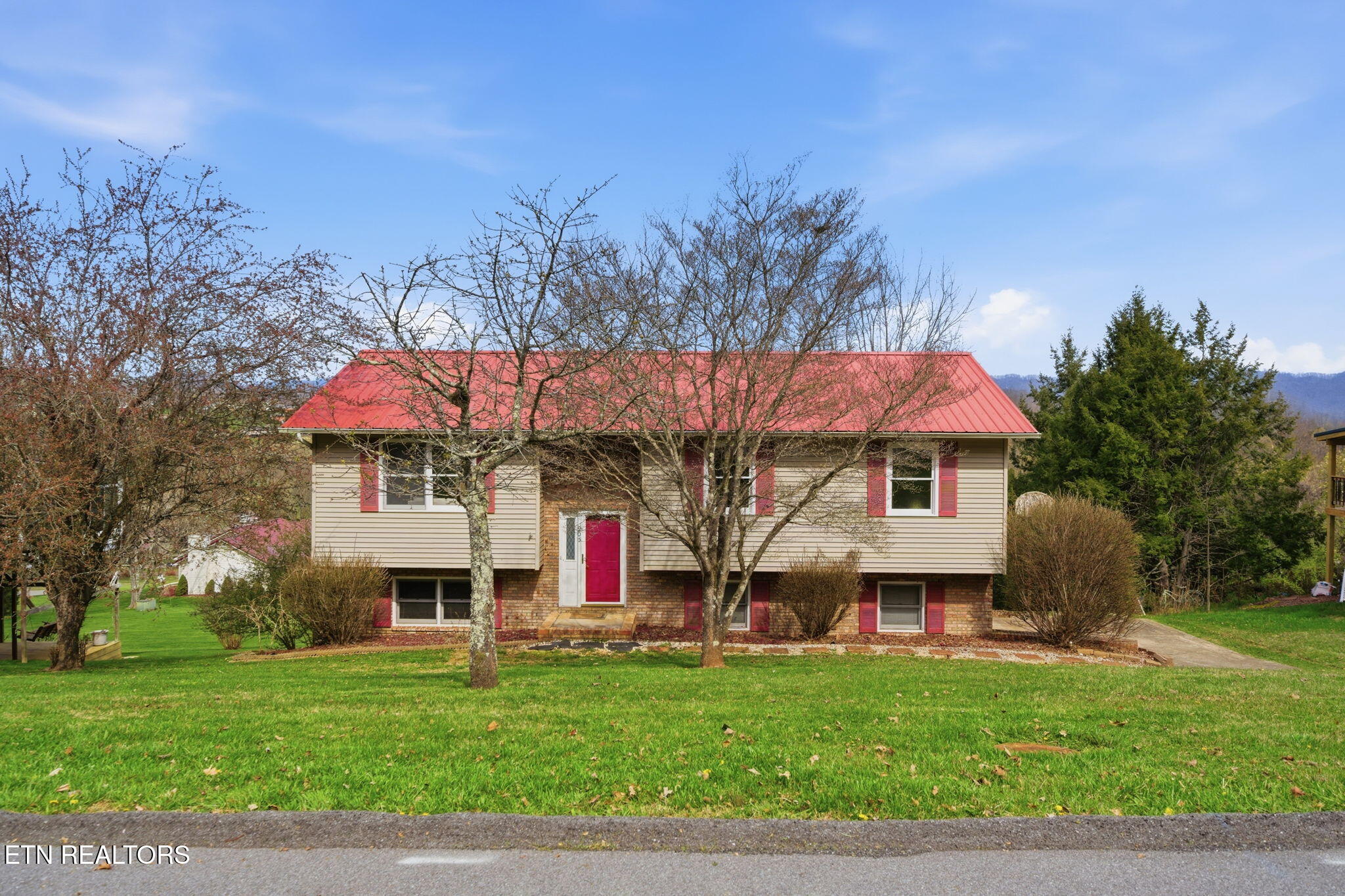 905 S Sherbrooke Drive Mount Carmel TN 37645
