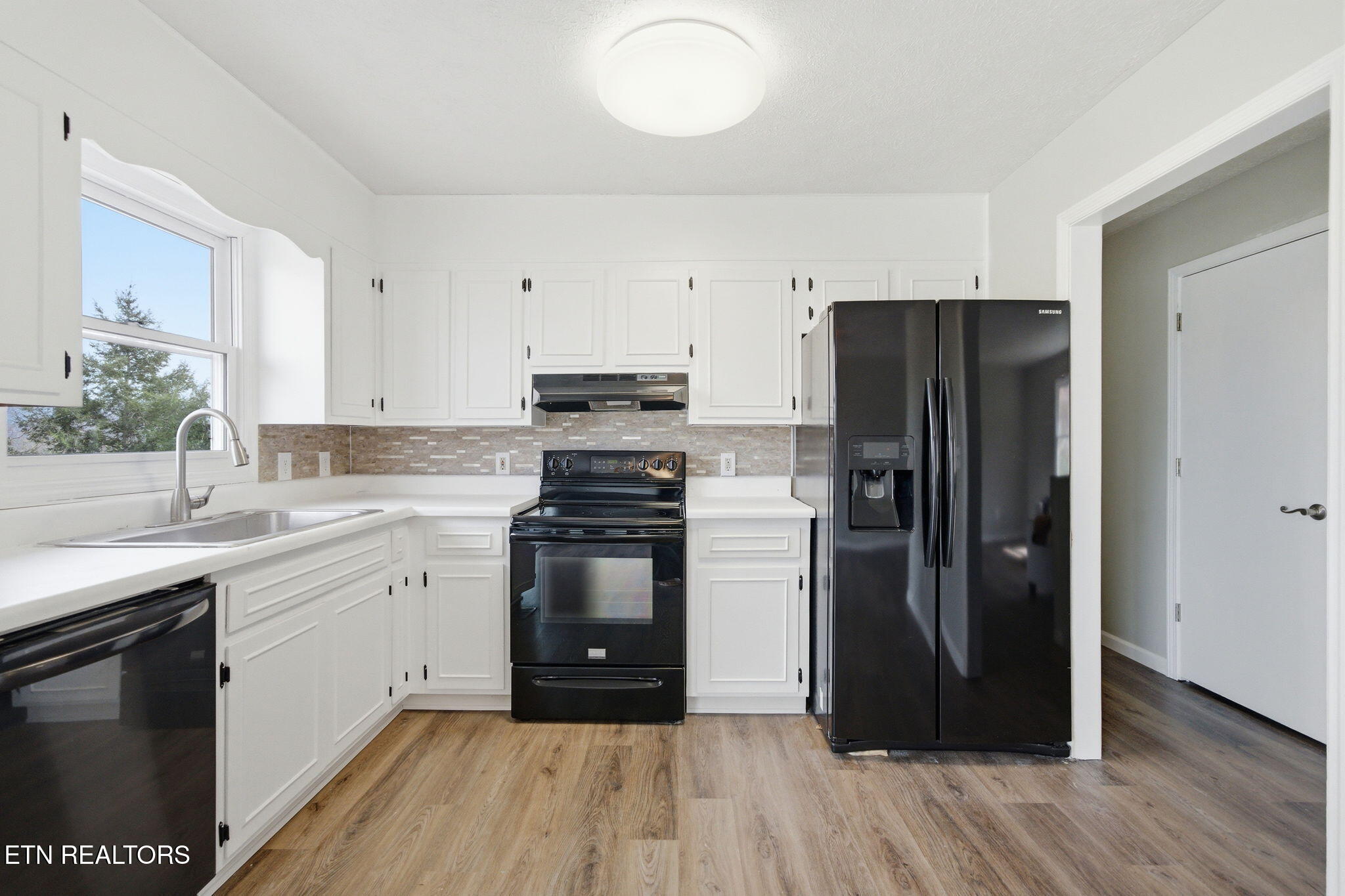 905 S Sherbrooke Drive Mount Carmel TN 37645