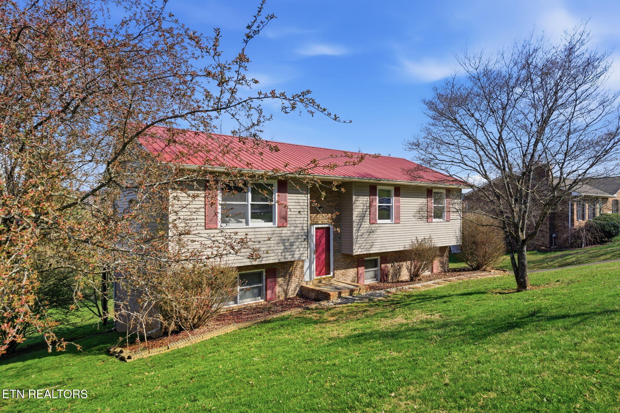 905 S Sherbrooke Drive Mount Carmel TN 37645