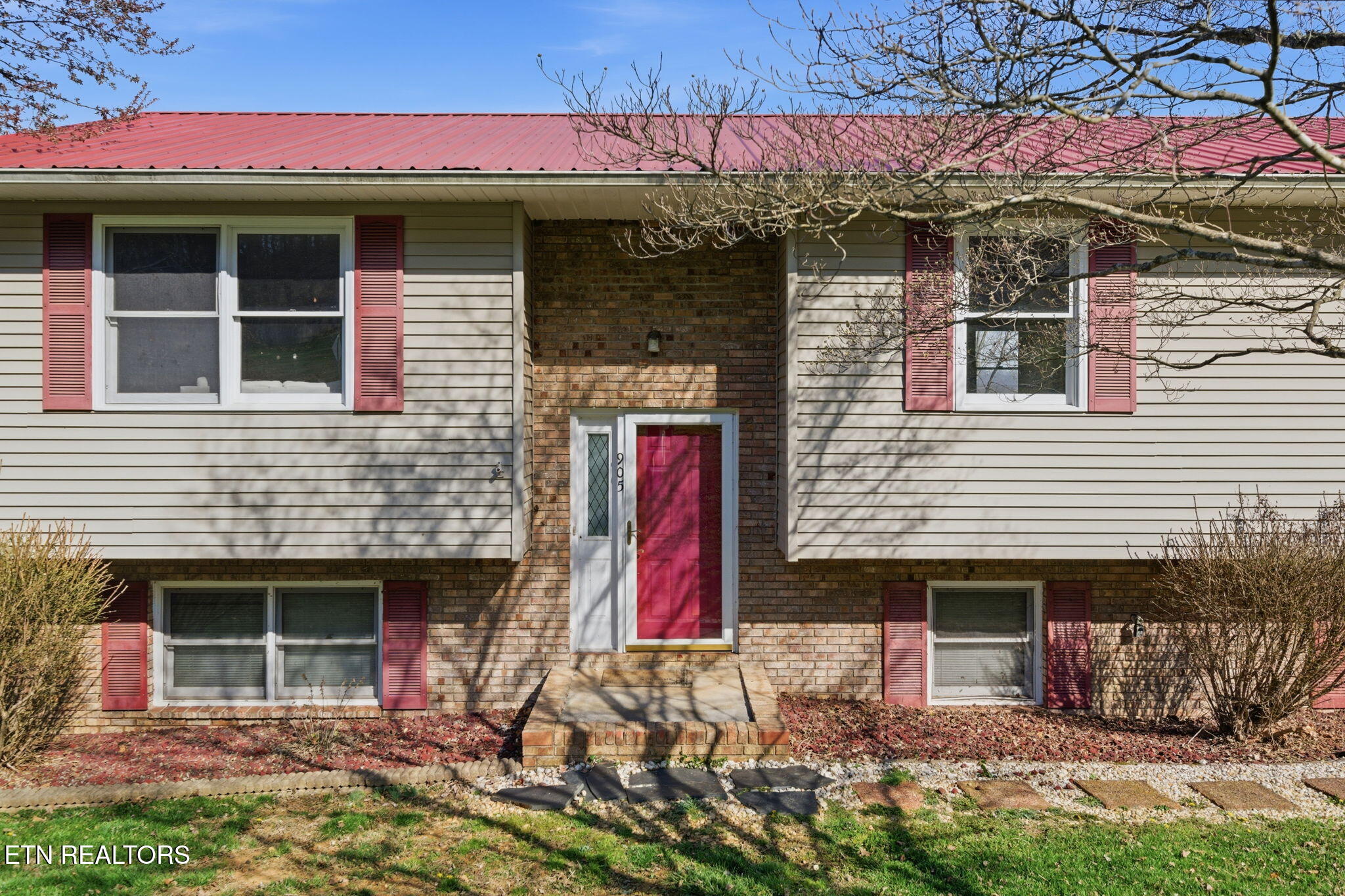 905 S Sherbrooke Drive Mount Carmel TN 37645