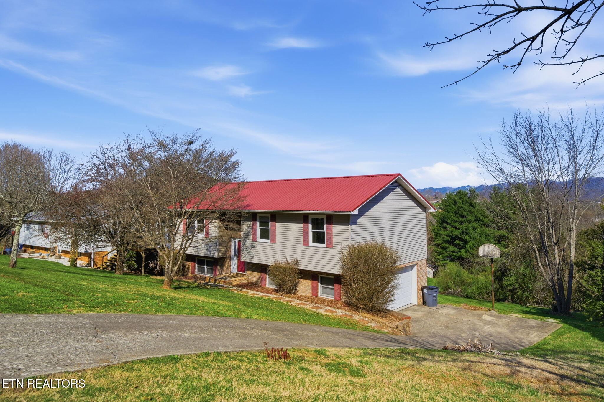 905 S Sherbrooke Drive Mount Carmel TN 37645