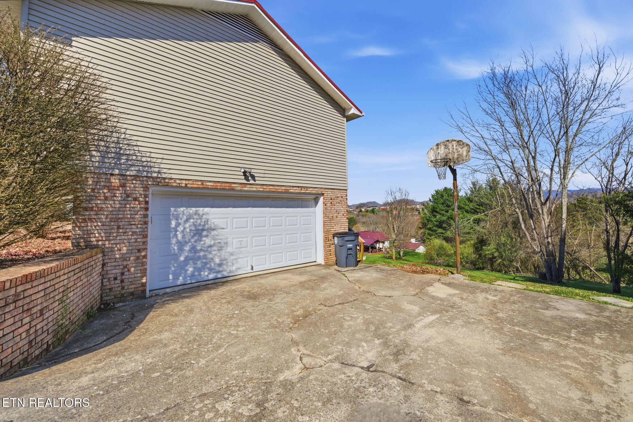 905 S Sherbrooke Drive Mount Carmel TN 37645
