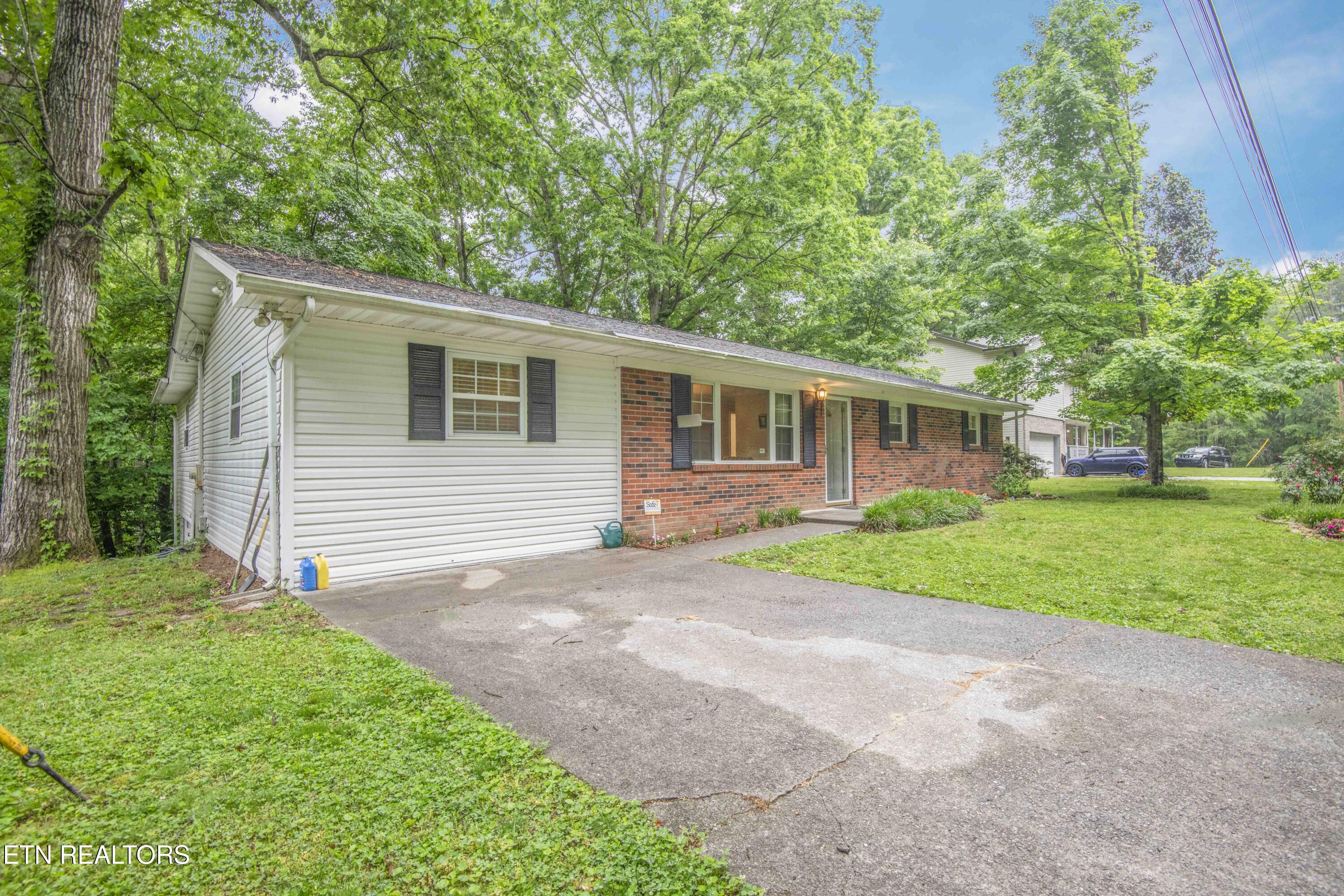 223 White Oak Lane Heiskell TN 37754