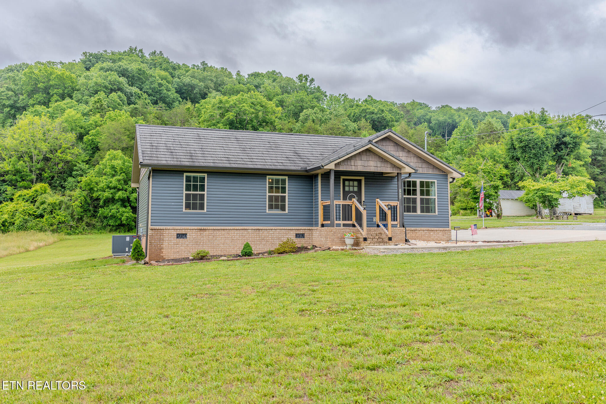 3988 Dutch Valley Road Clinton TN 37716