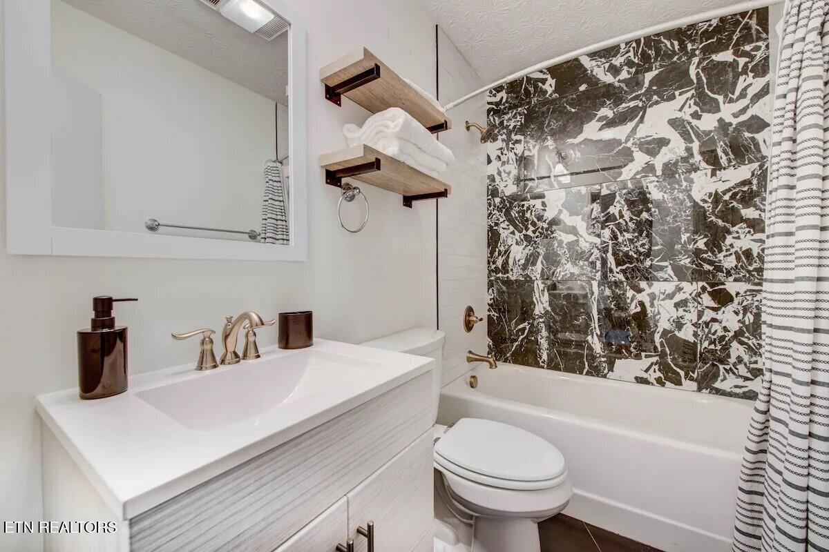 408 Lakecrest Drive Harriman TN 37748
