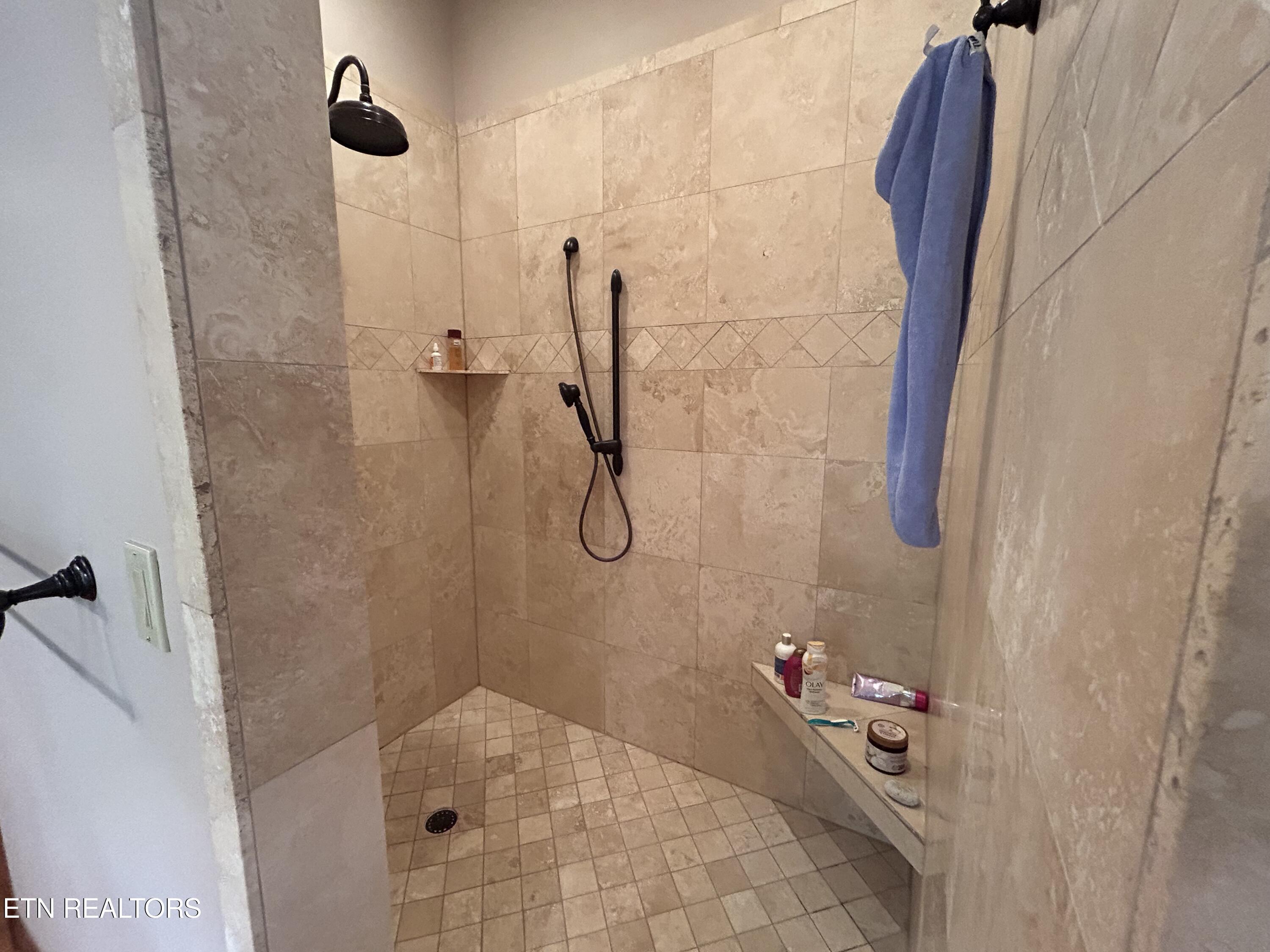 150 Red Oak Oneida TN 37841