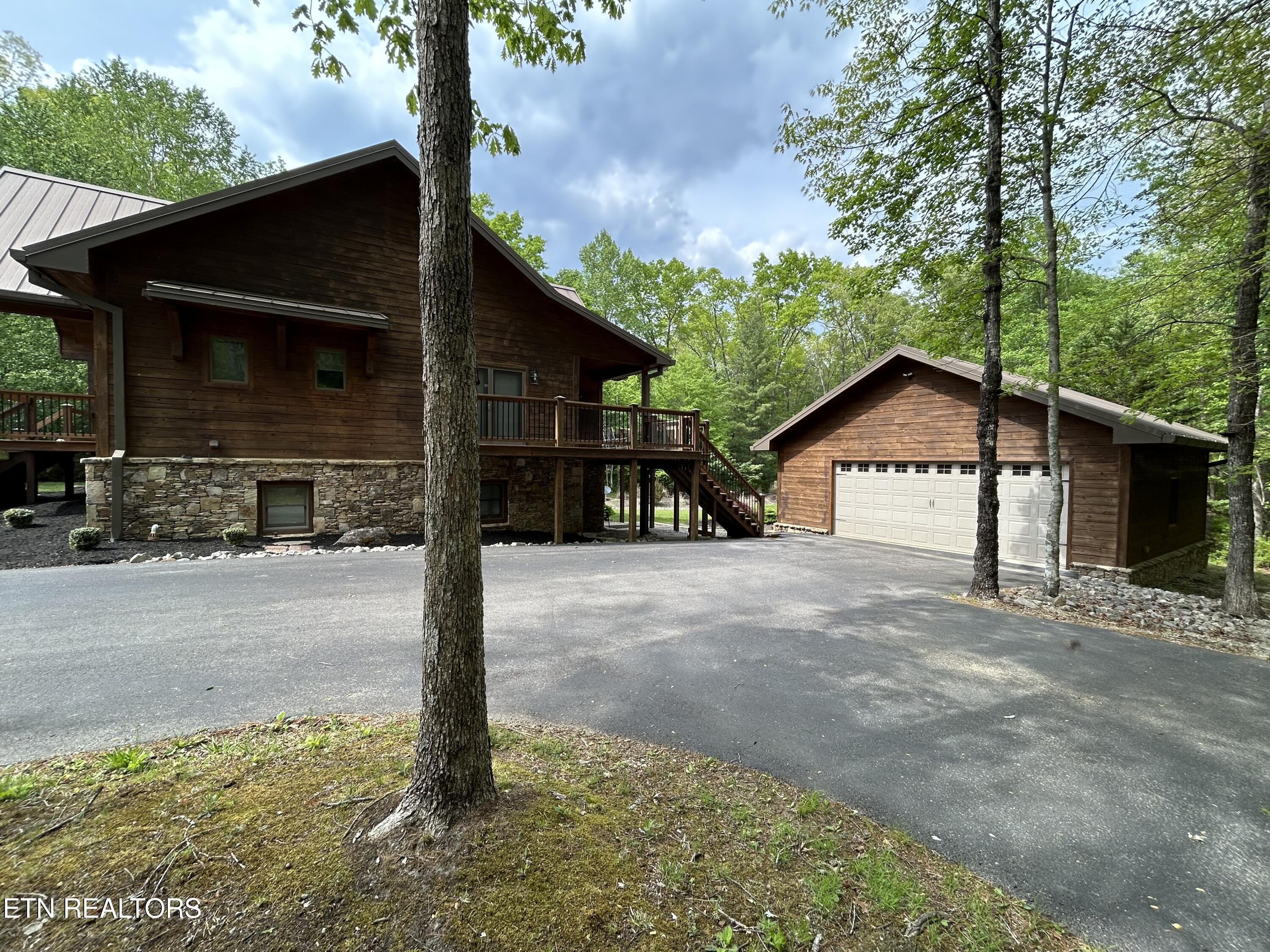 150 Red Oak Oneida TN 37841