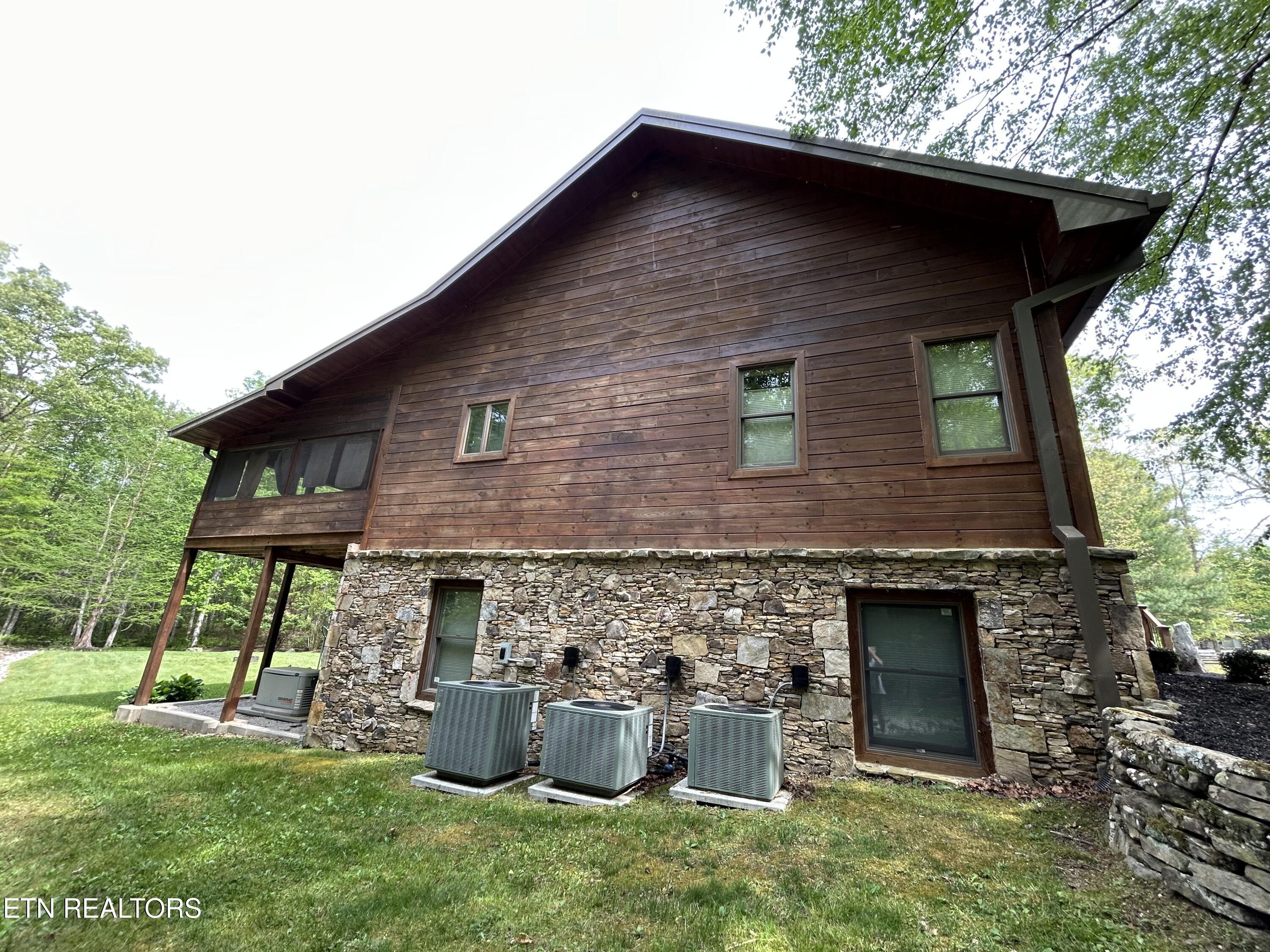 150 Red Oak Oneida TN 37841
