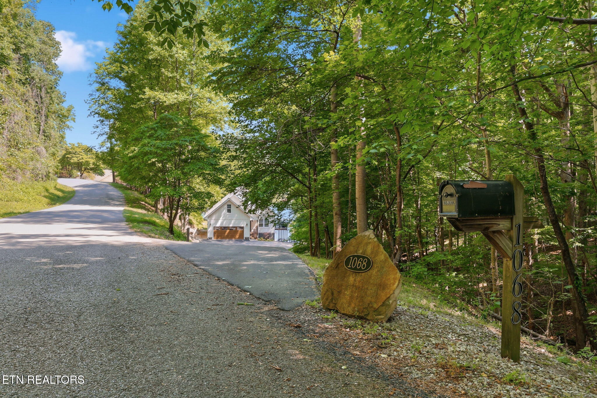 1068 N Shorewood Drive Caryville TN 37714