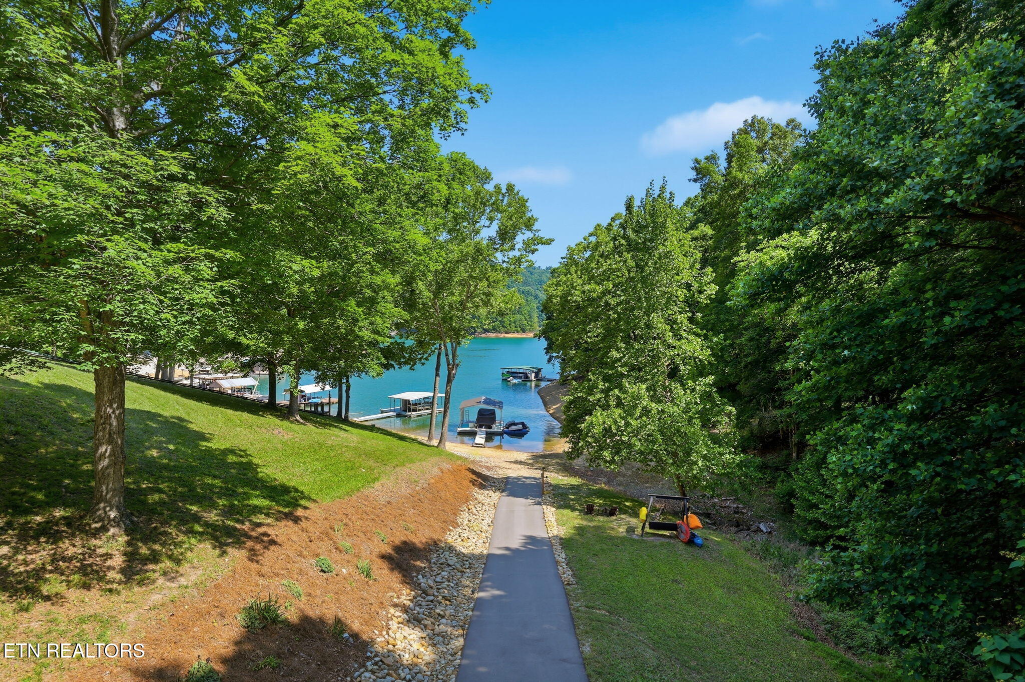 1068 N Shorewood Drive Caryville TN 37714