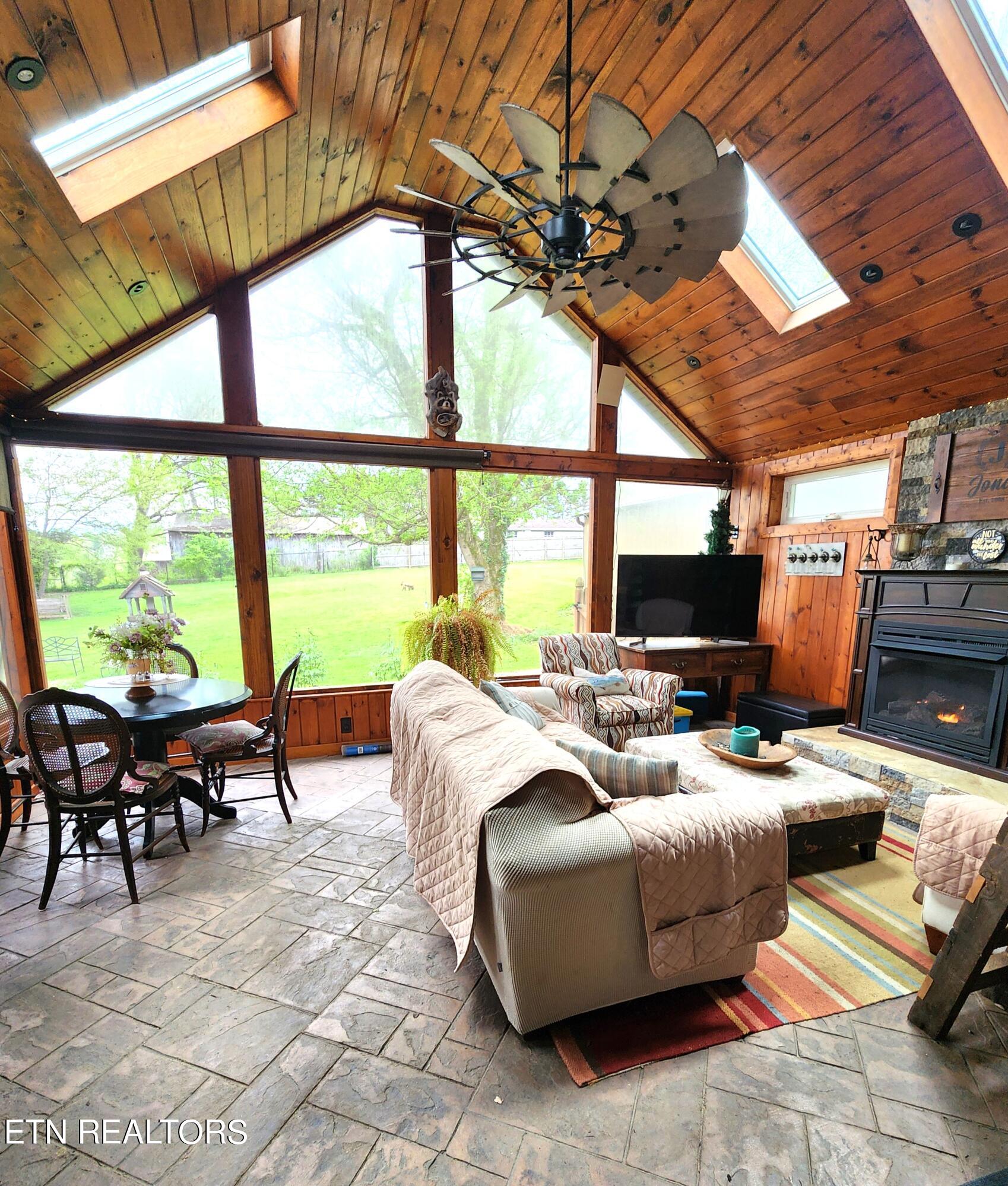 3082 Little Dug Gap Road Louisville TN 37777