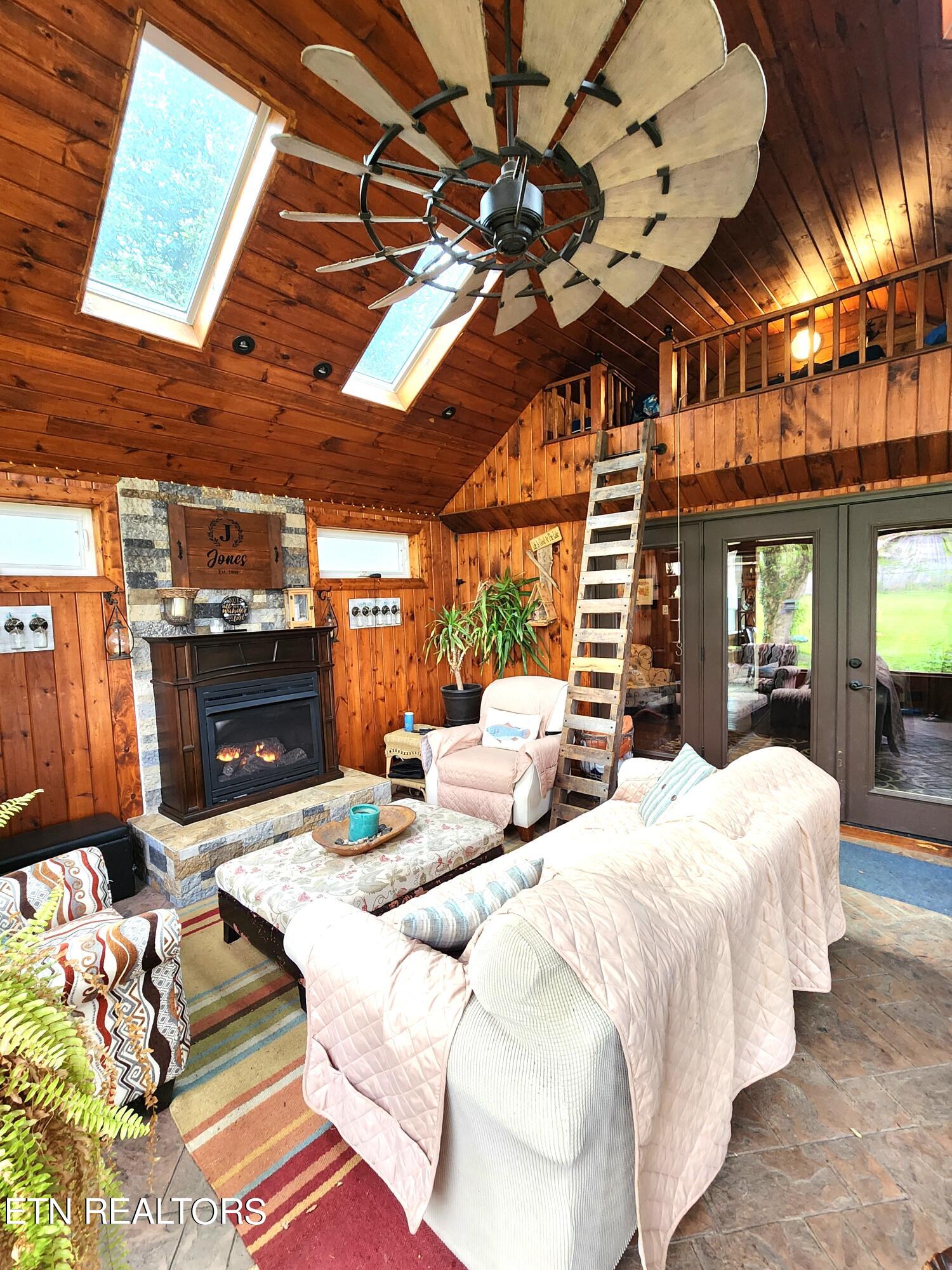 3082 Little Dug Gap Road Louisville TN 37777