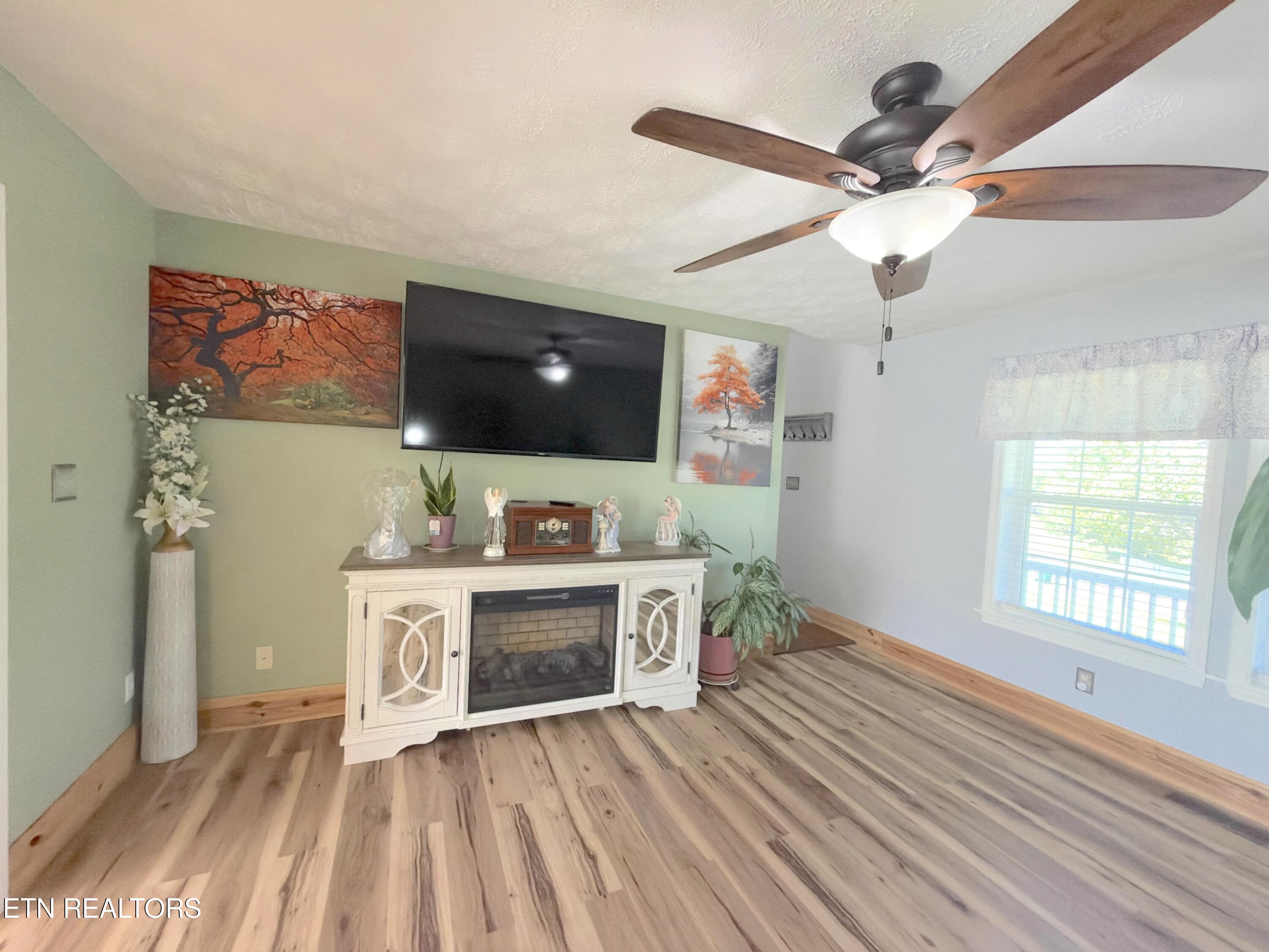 2833 English Valley Lane Sevierville TN 37876