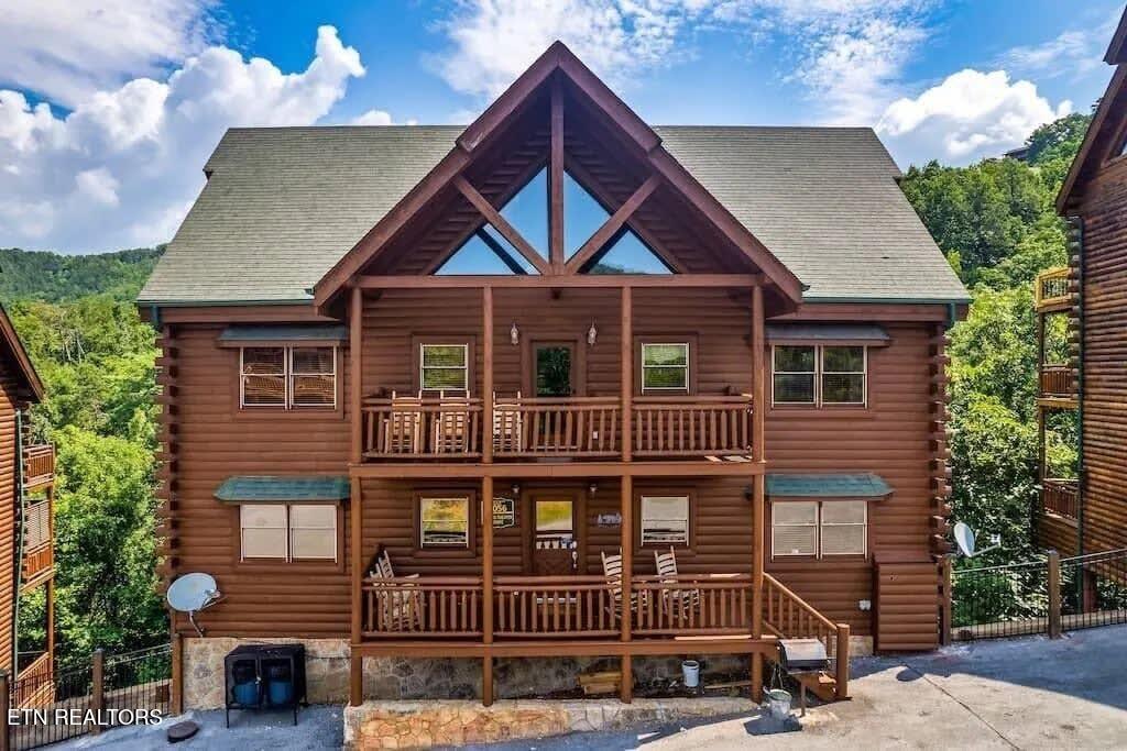 1056 Black Bear Cub Way Sevierville TN 37862