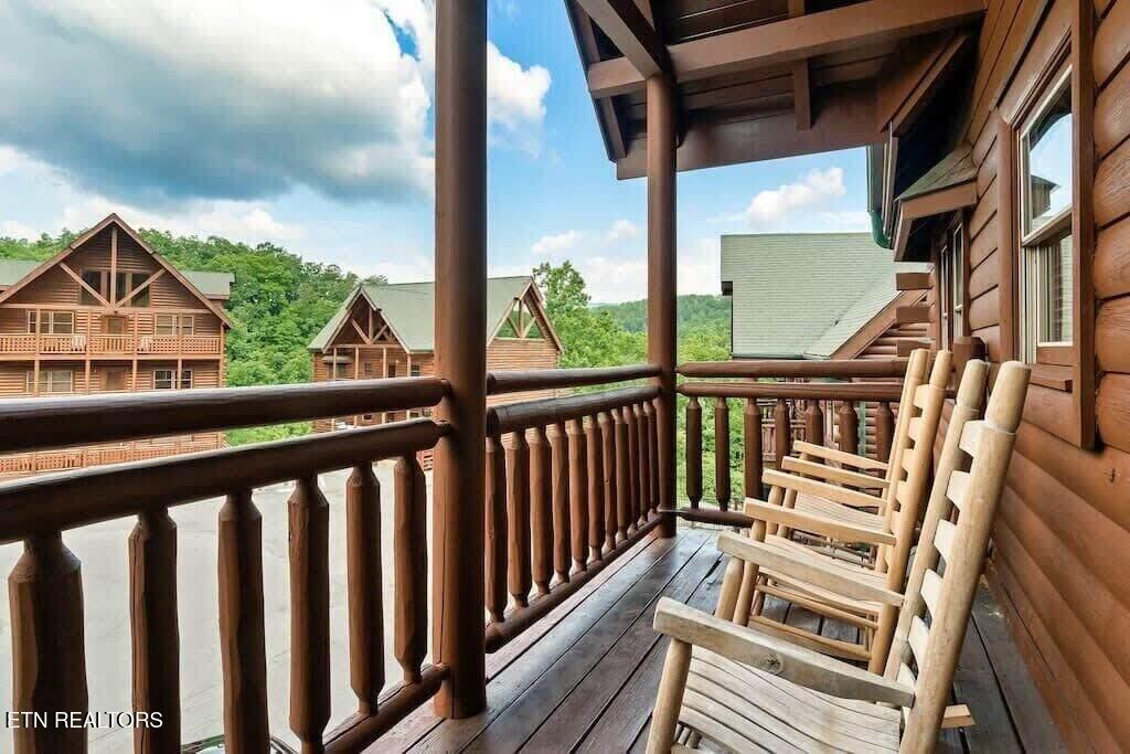 1056 Black Bear Cub Way Sevierville TN 37862