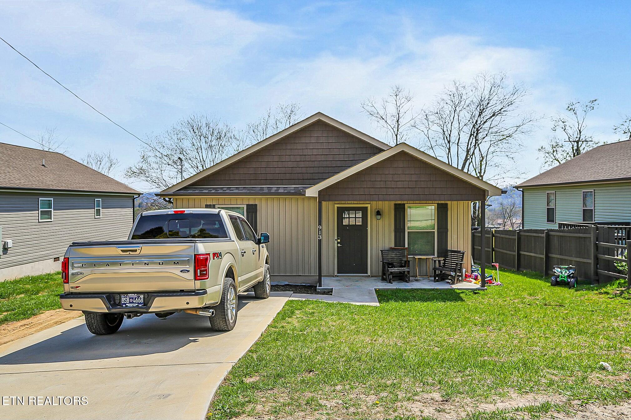 913 Loy Street Clinton TN 37716