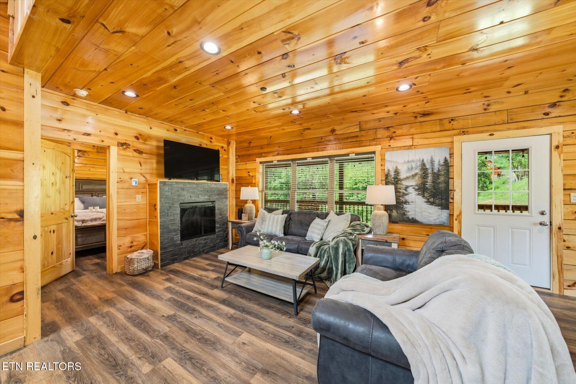 2933 Fiddlers Creek Way Pigeon Forge TN 37863