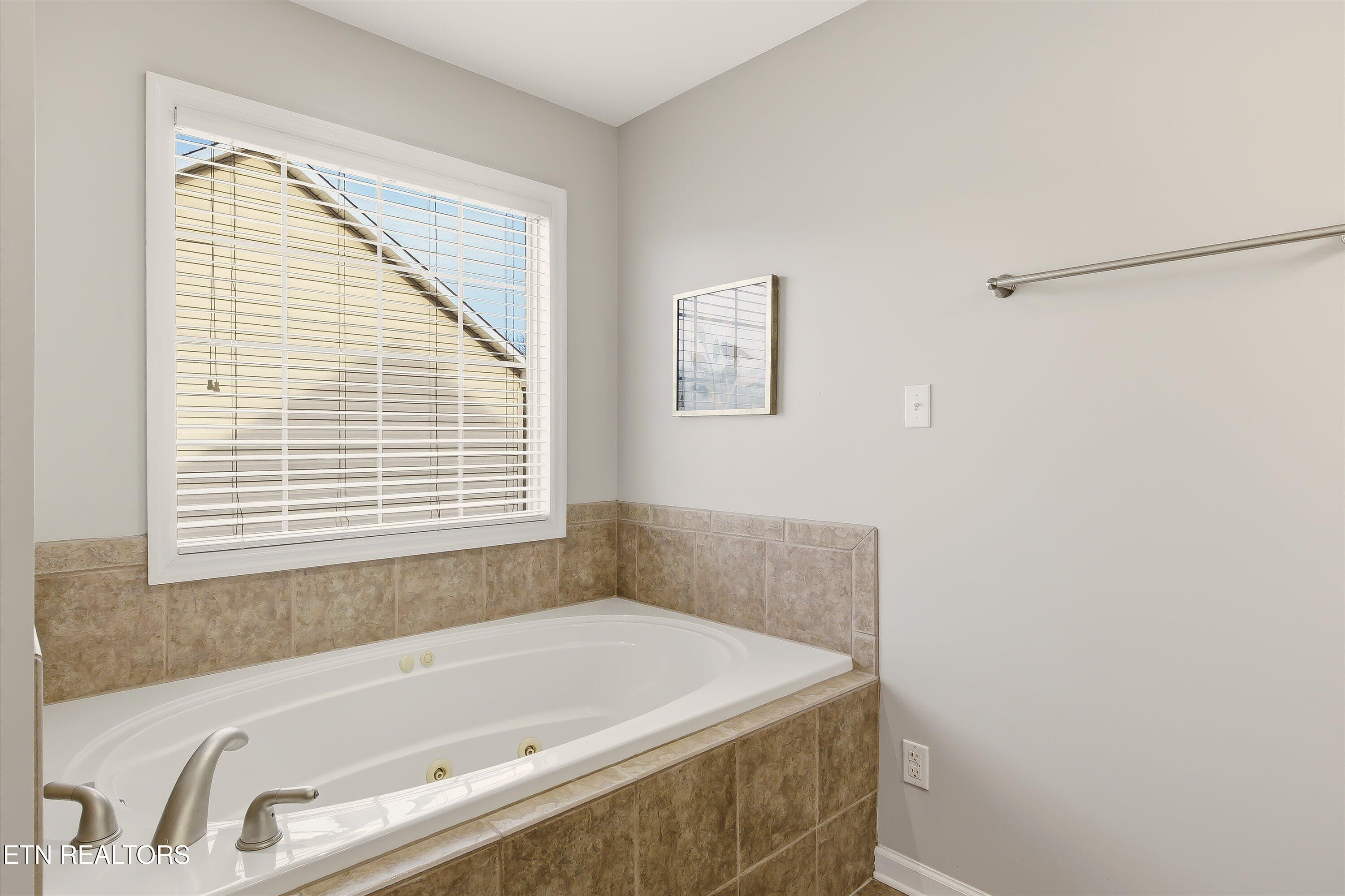 1636 Silver Oak Lane Lenoir City TN 37772