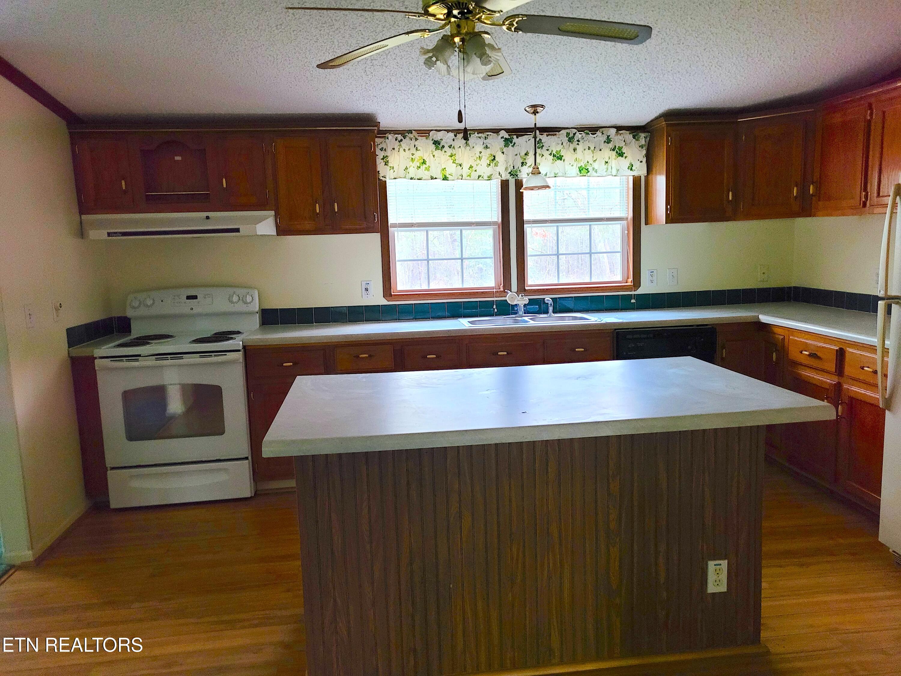 22 Prestonwood Court Crossville TN 38558