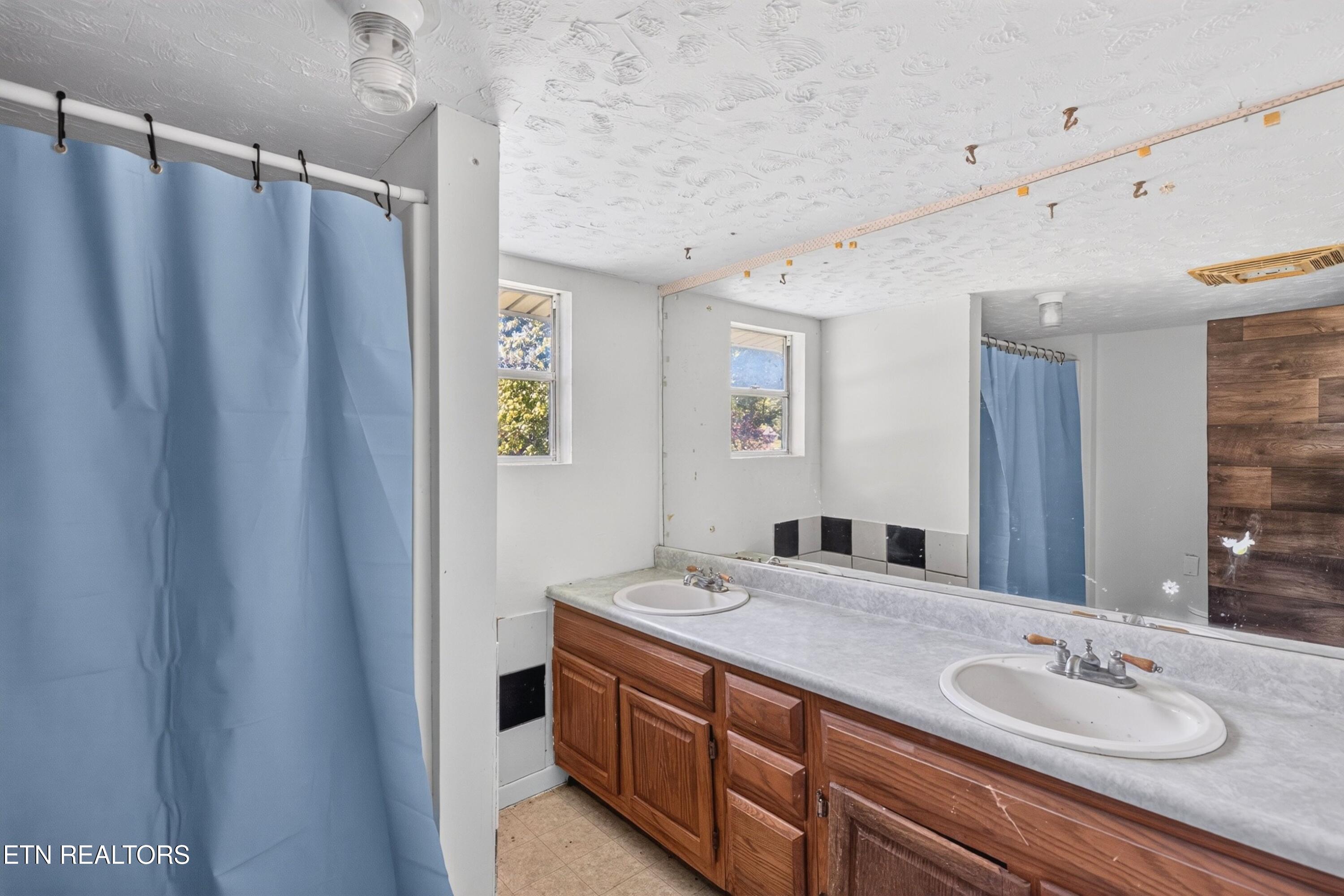 1834 Mountain Valley Highway 131 Thorn Hill TN 37881