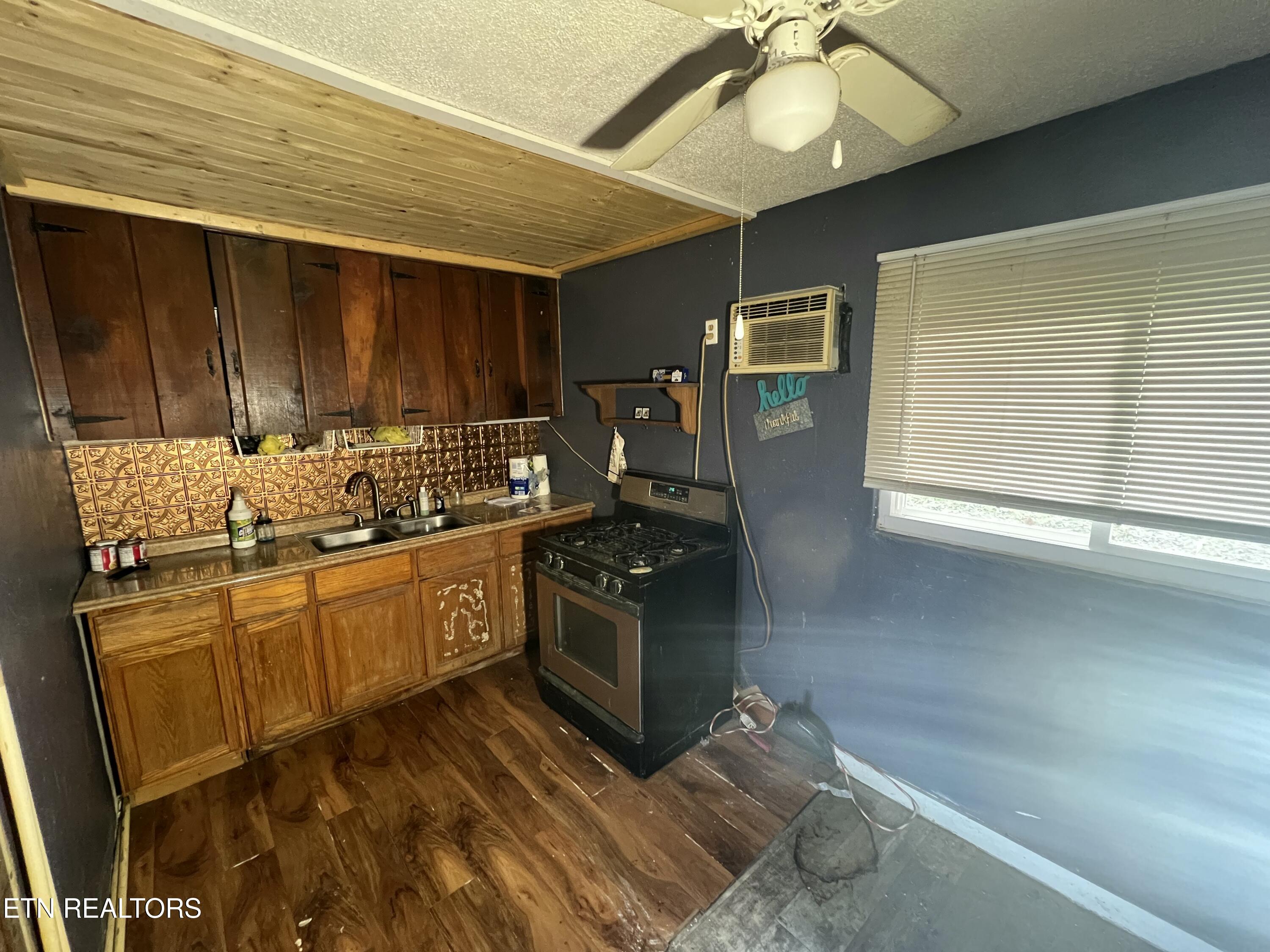 129 Turkey Road Powell TN 37849