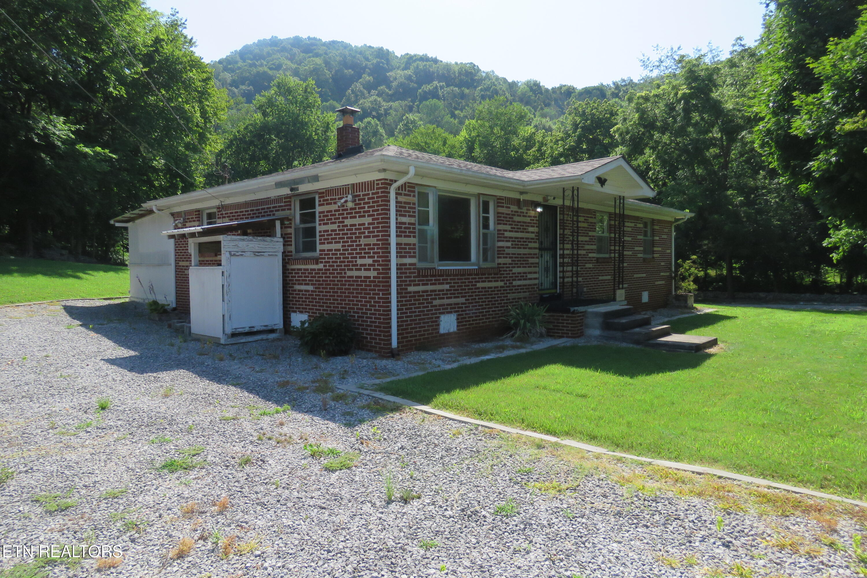 1757 Wet Mill Creek Road Celina TN 38551