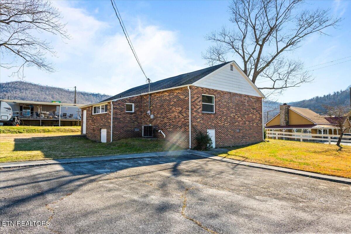 1171 5th Street Jellico TN 37762