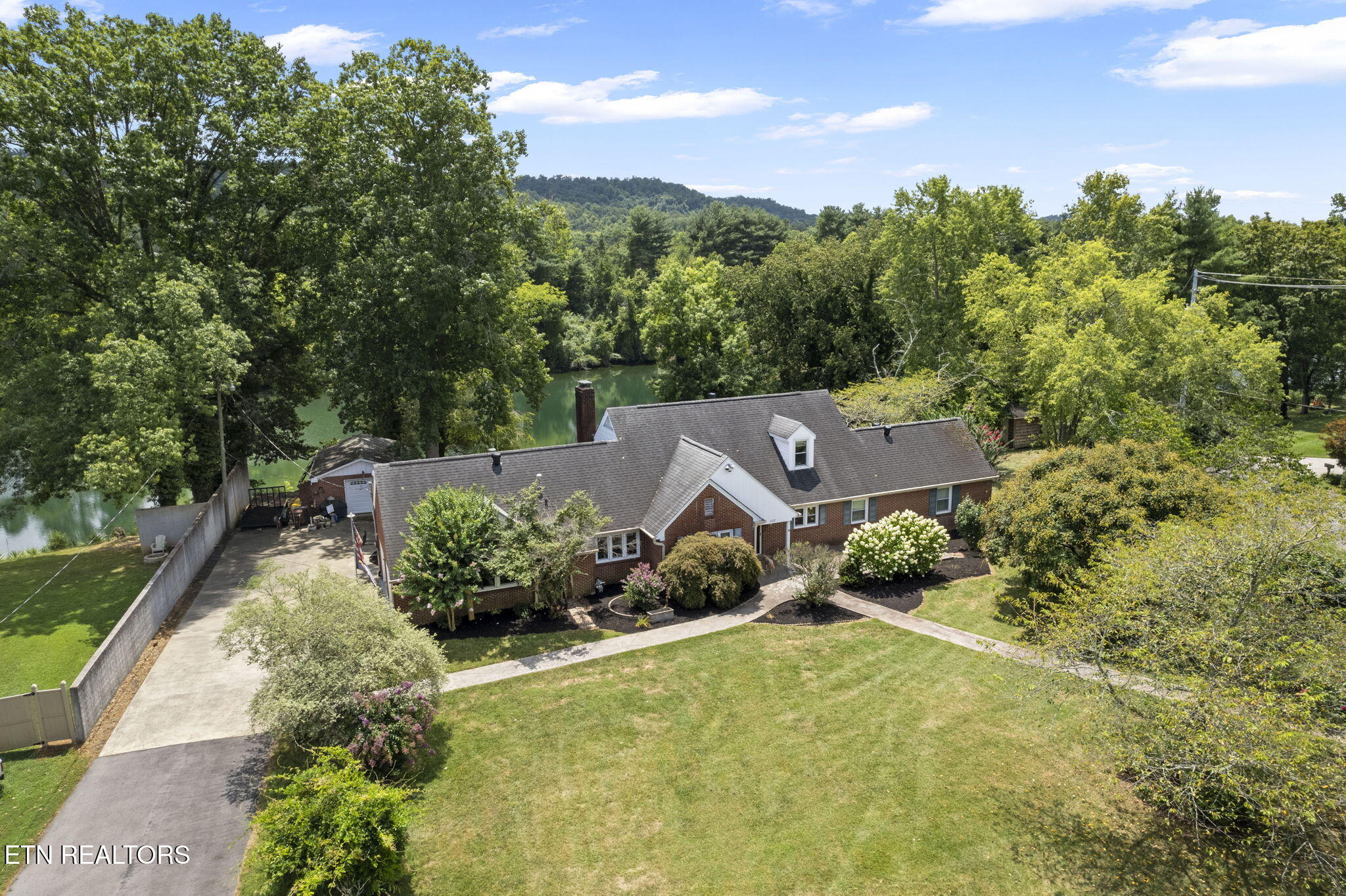 407 Eagle Bend Lane Clinton TN 37716