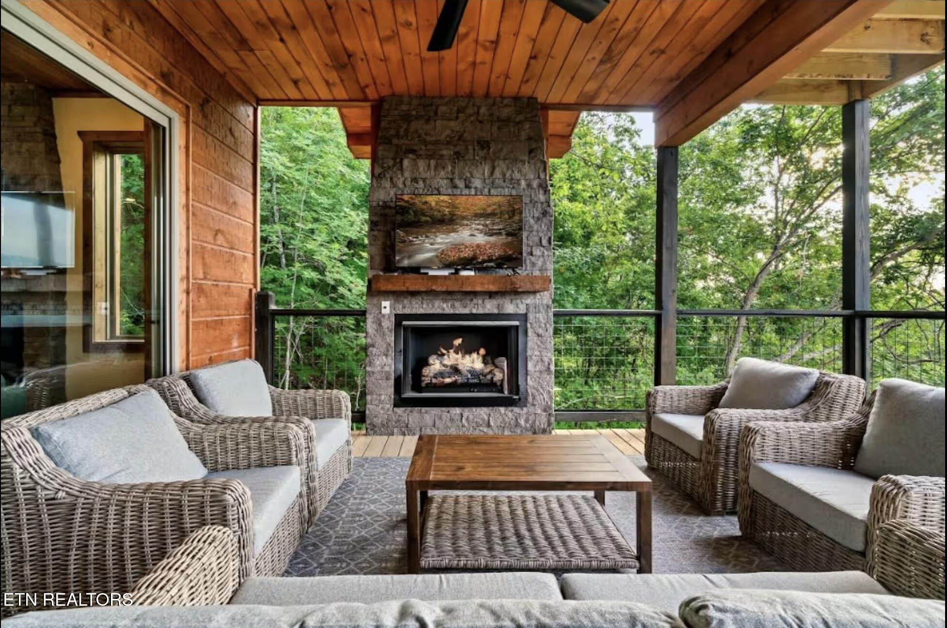 1990 Blackthorn Trail Sevierville TN 37876