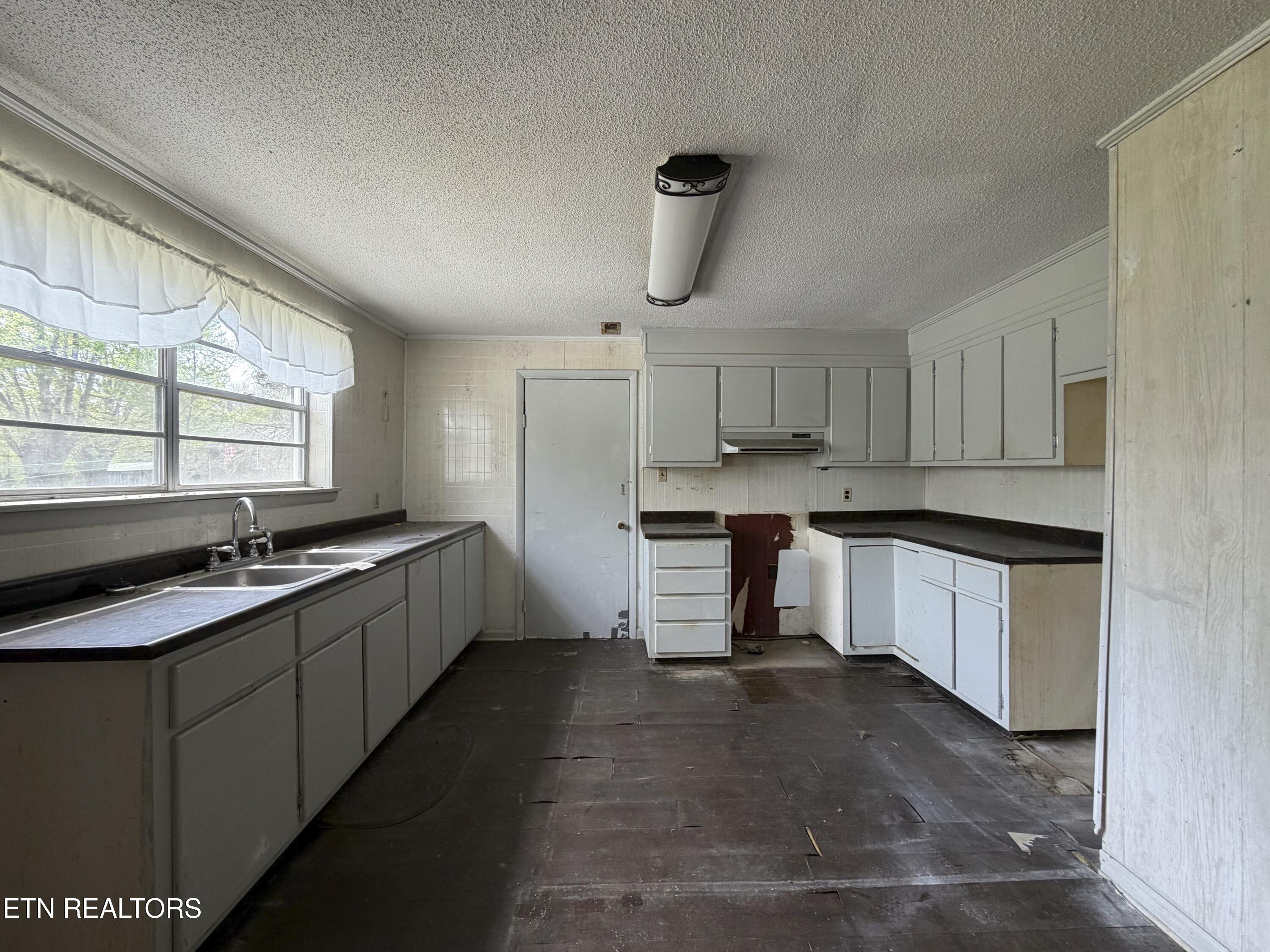 2011 Chestnut Street Sweetwater TN 37874