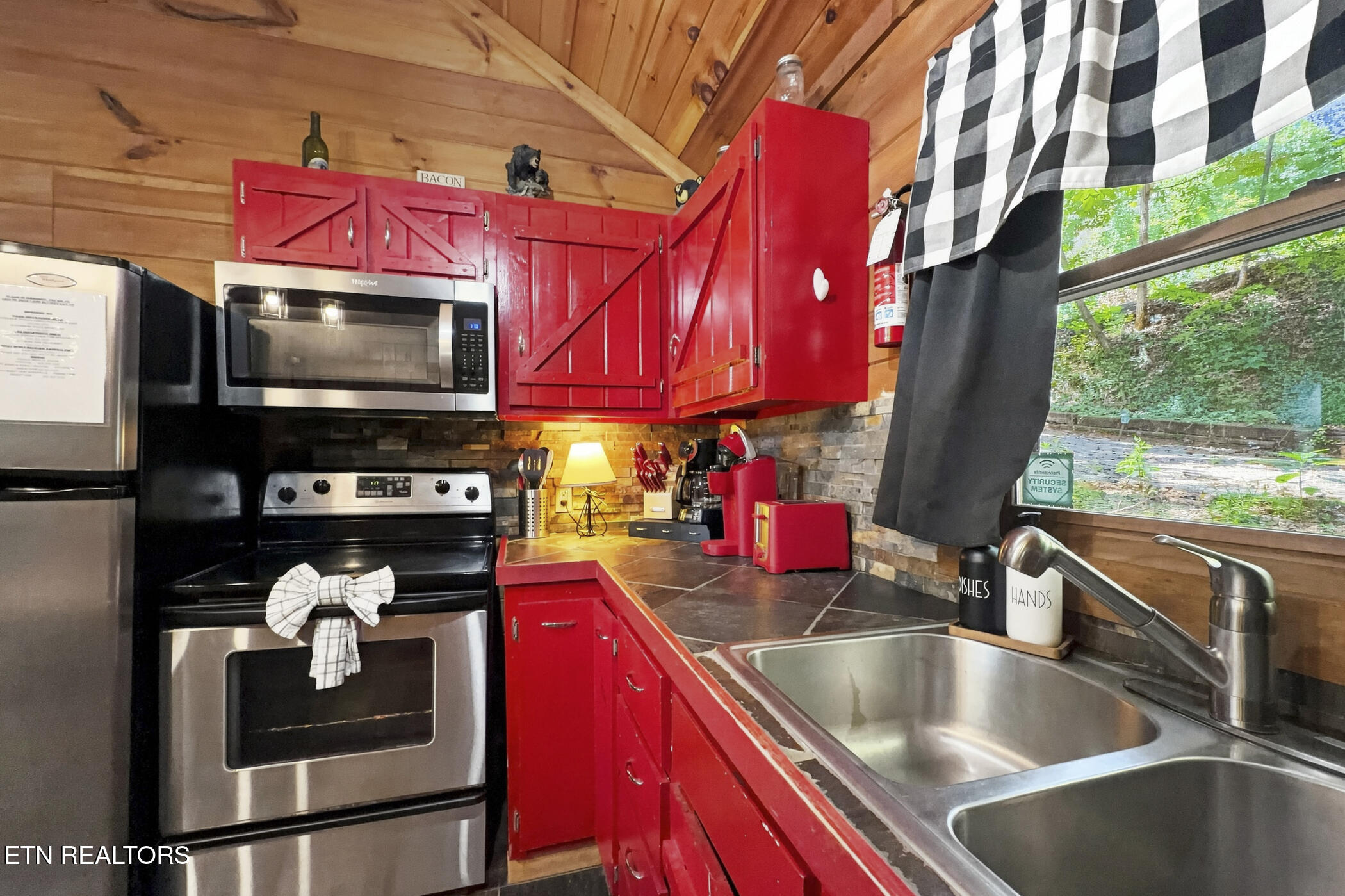 1935 Sb Ogle Lane Sevierville TN 37876